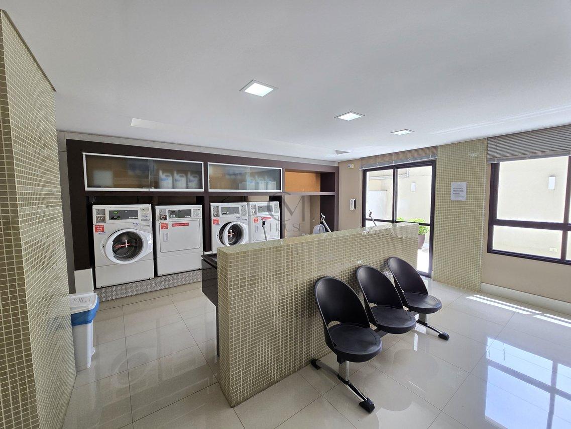 Ótimo apartamento mobiliado com 1 suíte e vaga de garagem no Água Verde Rua Alcebíades Plaisant Curitiba - 