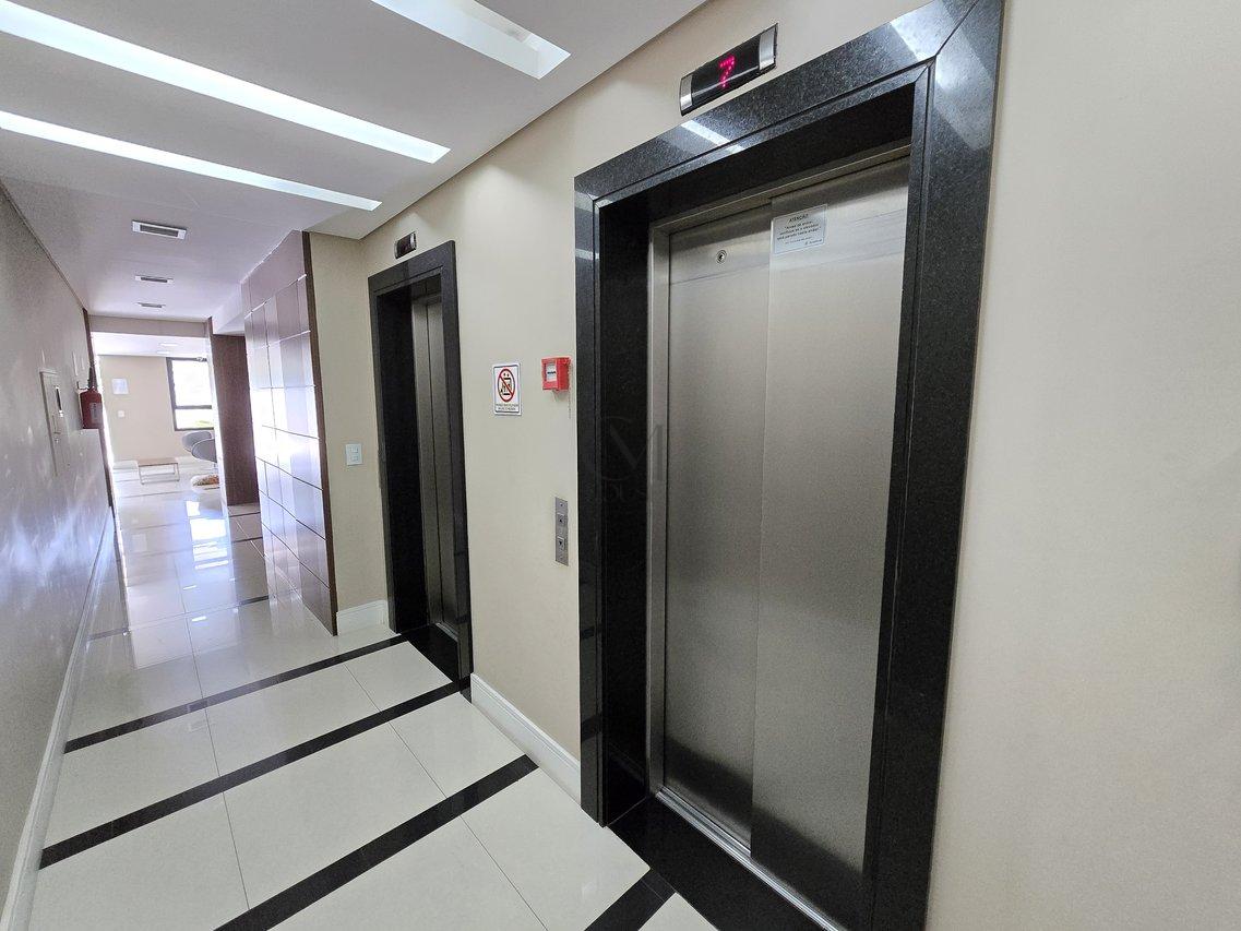 Ótimo apartamento mobiliado com 1 suíte e vaga de garagem no Água Verde Rua Alcebíades Plaisant Curitiba - 