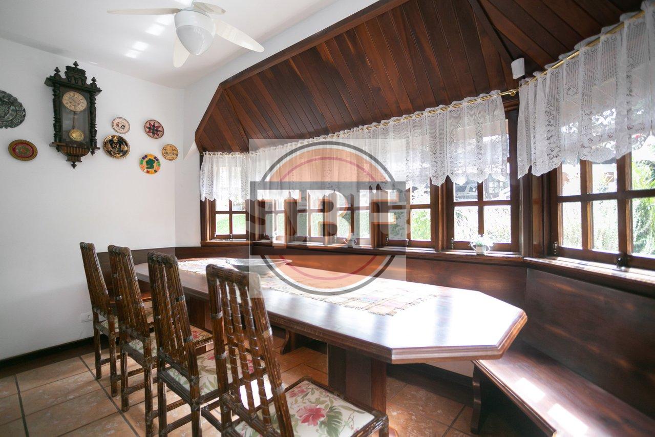 Linda casa com 5 quartos em Santa Felicidade - Curitiba - 