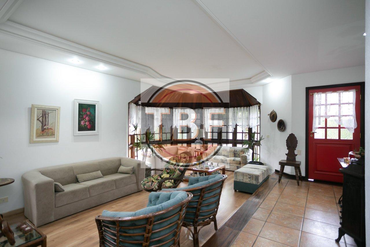 Linda casa com 5 quartos em Santa Felicidade - Curitiba - 
