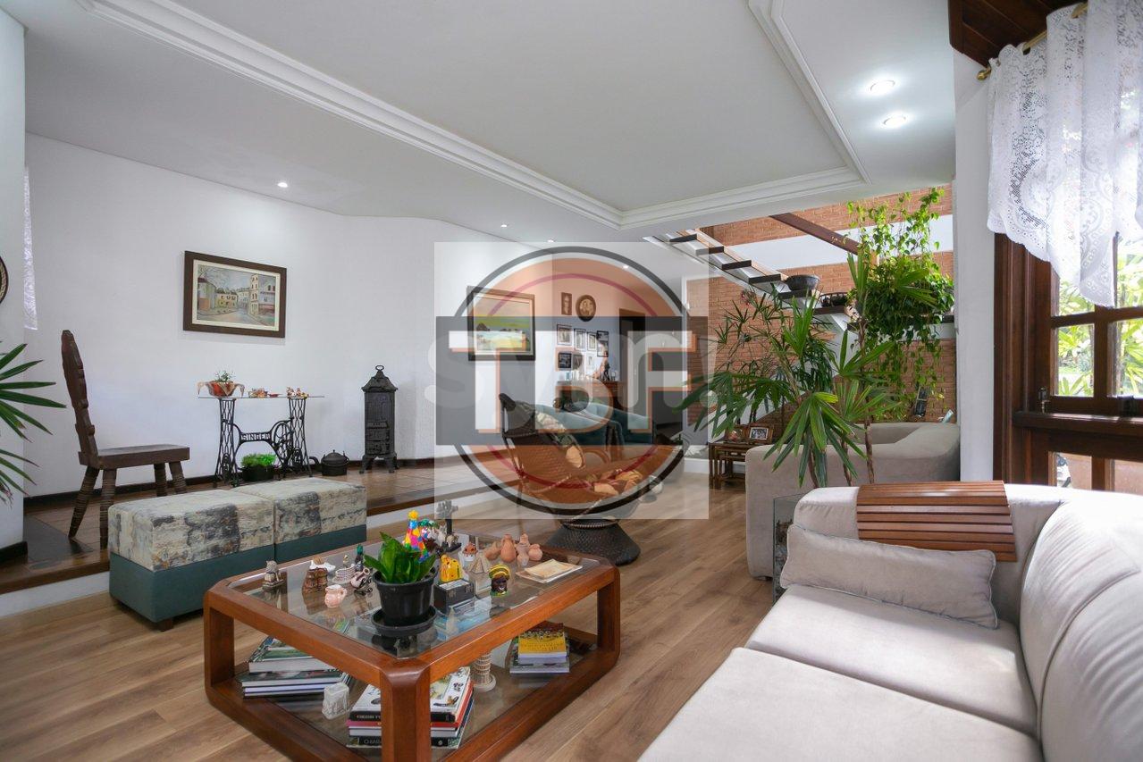 Linda casa com 5 quartos em Santa Felicidade - Curitiba - 