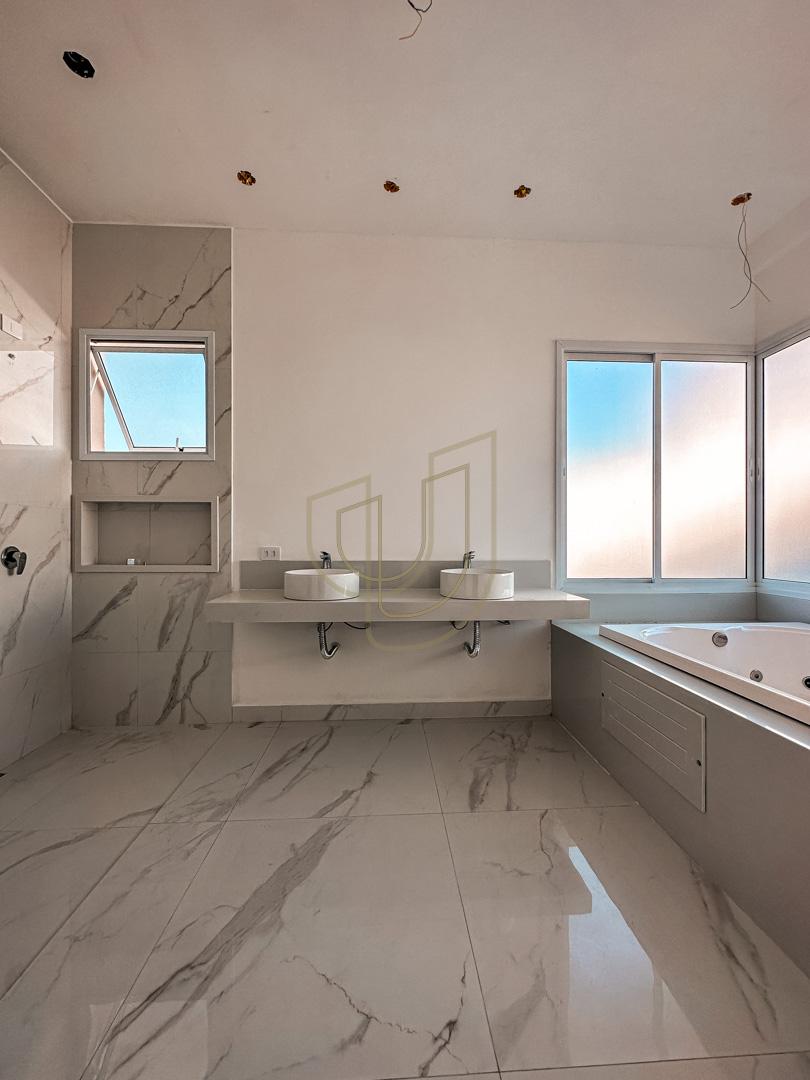 Casa da alto padr&atilde;o com projeto amplo e 4 su&iacute;tes em Urbanova - S&atilde;o Jos&eacute; dos Campos/SP  São José dos Campos - 