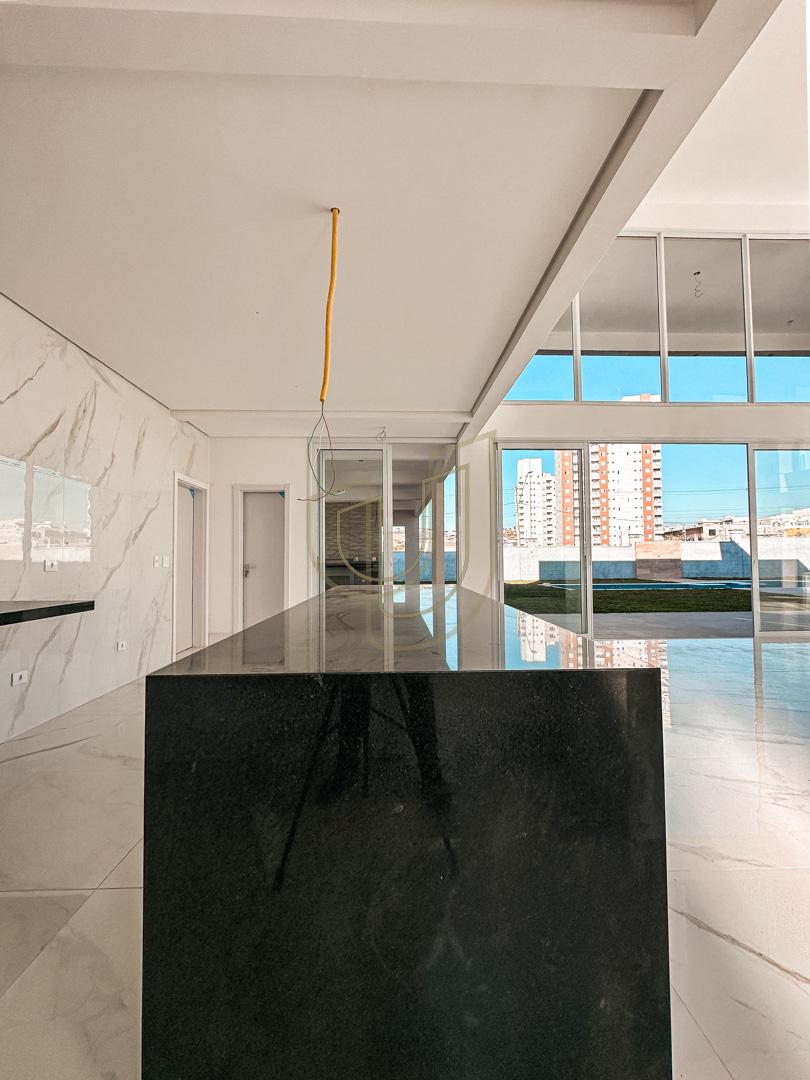 Casa da alto padr&atilde;o com projeto amplo e 4 su&iacute;tes em Urbanova - S&atilde;o Jos&eacute; dos Campos/SP  São José dos Campos - 