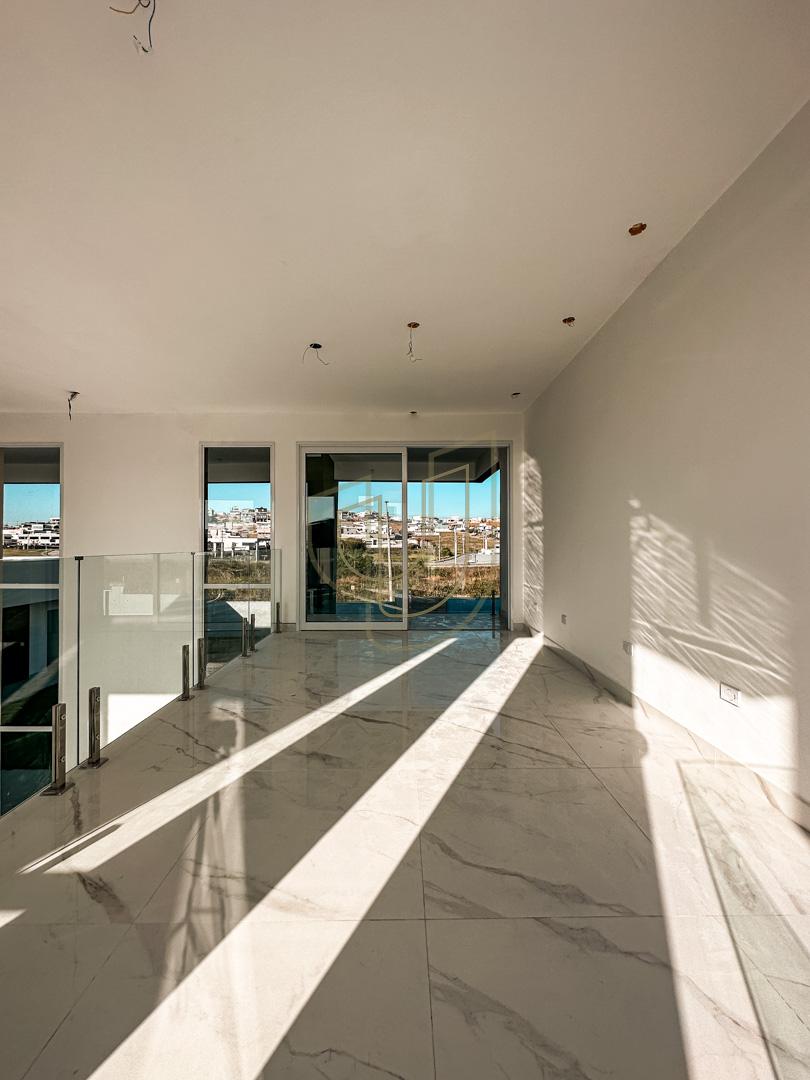 Casa da alto padr&atilde;o com projeto amplo e 4 su&iacute;tes em Urbanova - S&atilde;o Jos&eacute; dos Campos/SP  São José dos Campos - 