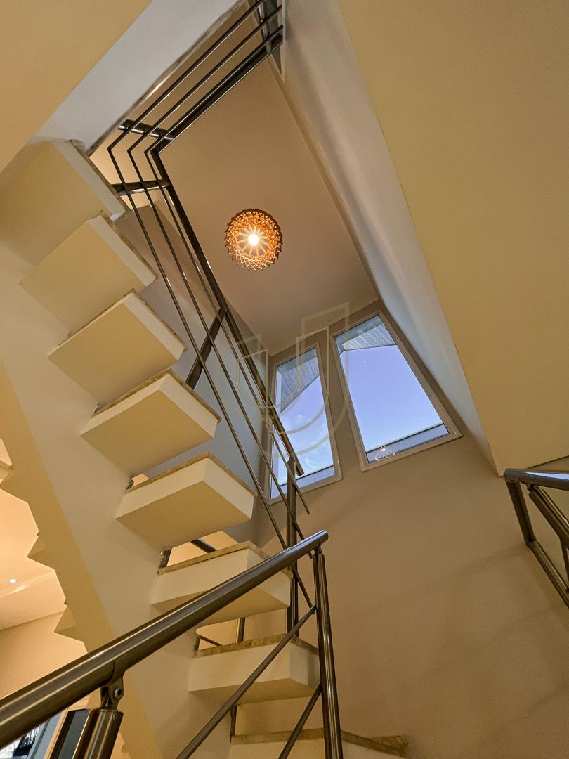 Sobrado sofisticado com vista &uacute;nica e com 4 su&iacute;tes em Urbanova - S&atilde;o Jos&eacute; dos Campos/SP  São José dos Campos - 