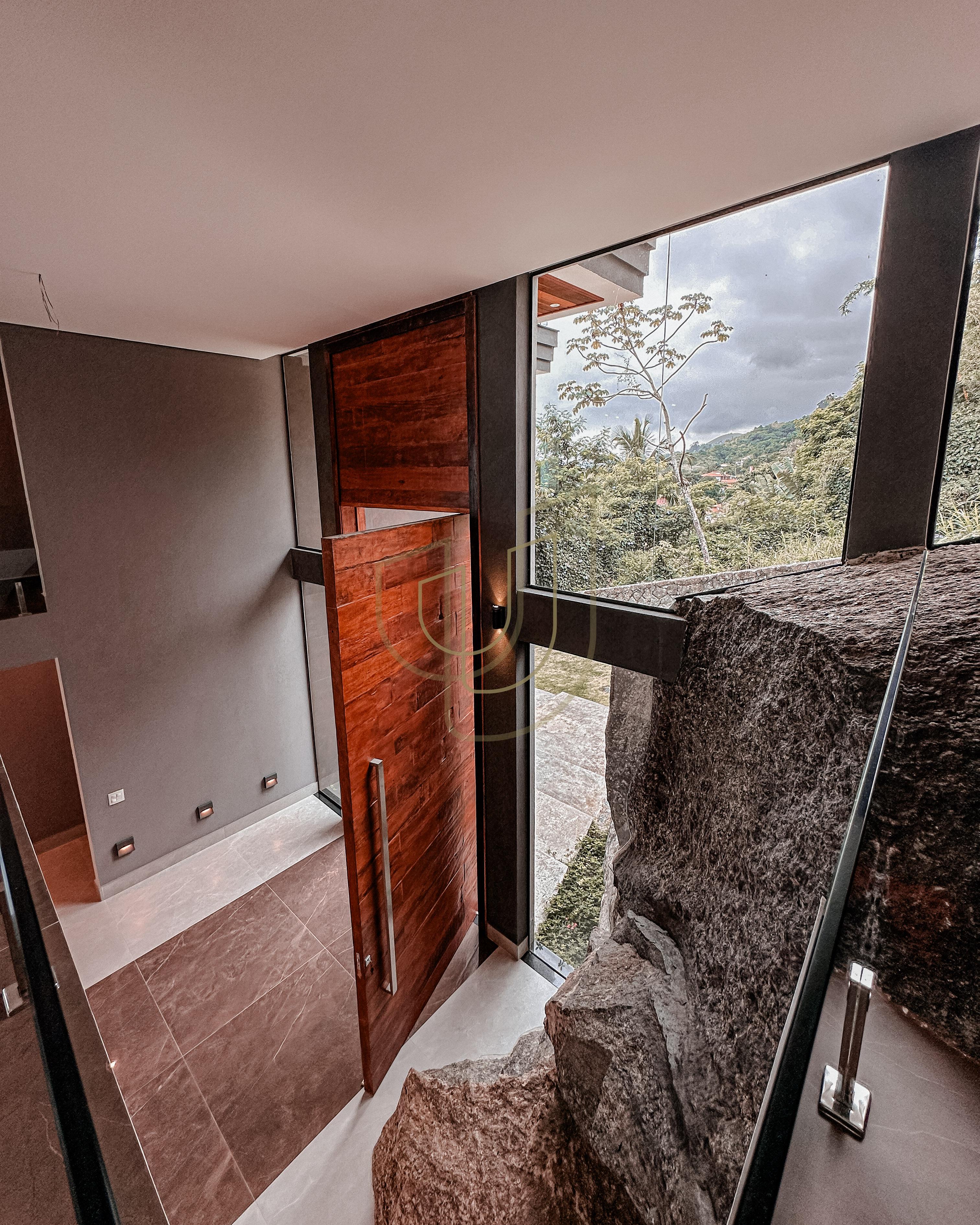 Mans&atilde;o de luxo com arquitetura em meio as rochas com 7 su&iacute;tes em Centro - Ilhabela/SP  Ilhabela - 