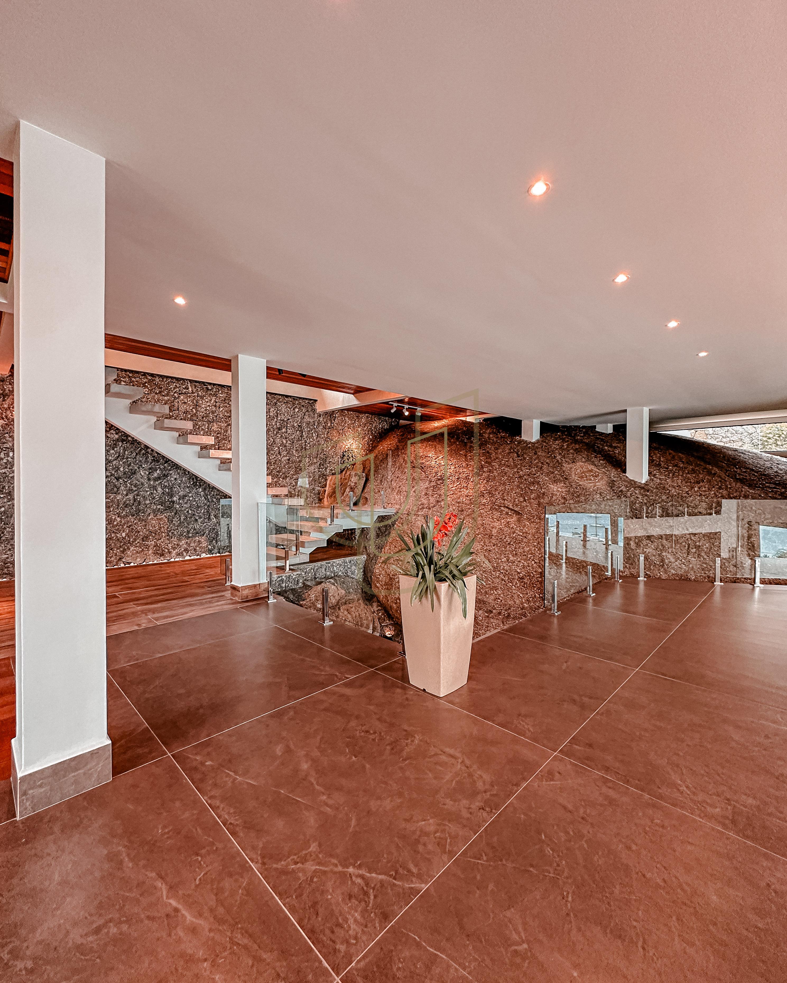 Mans&atilde;o de luxo com arquitetura em meio as rochas com 7 su&iacute;tes em Centro - Ilhabela/SP  Ilhabela - 