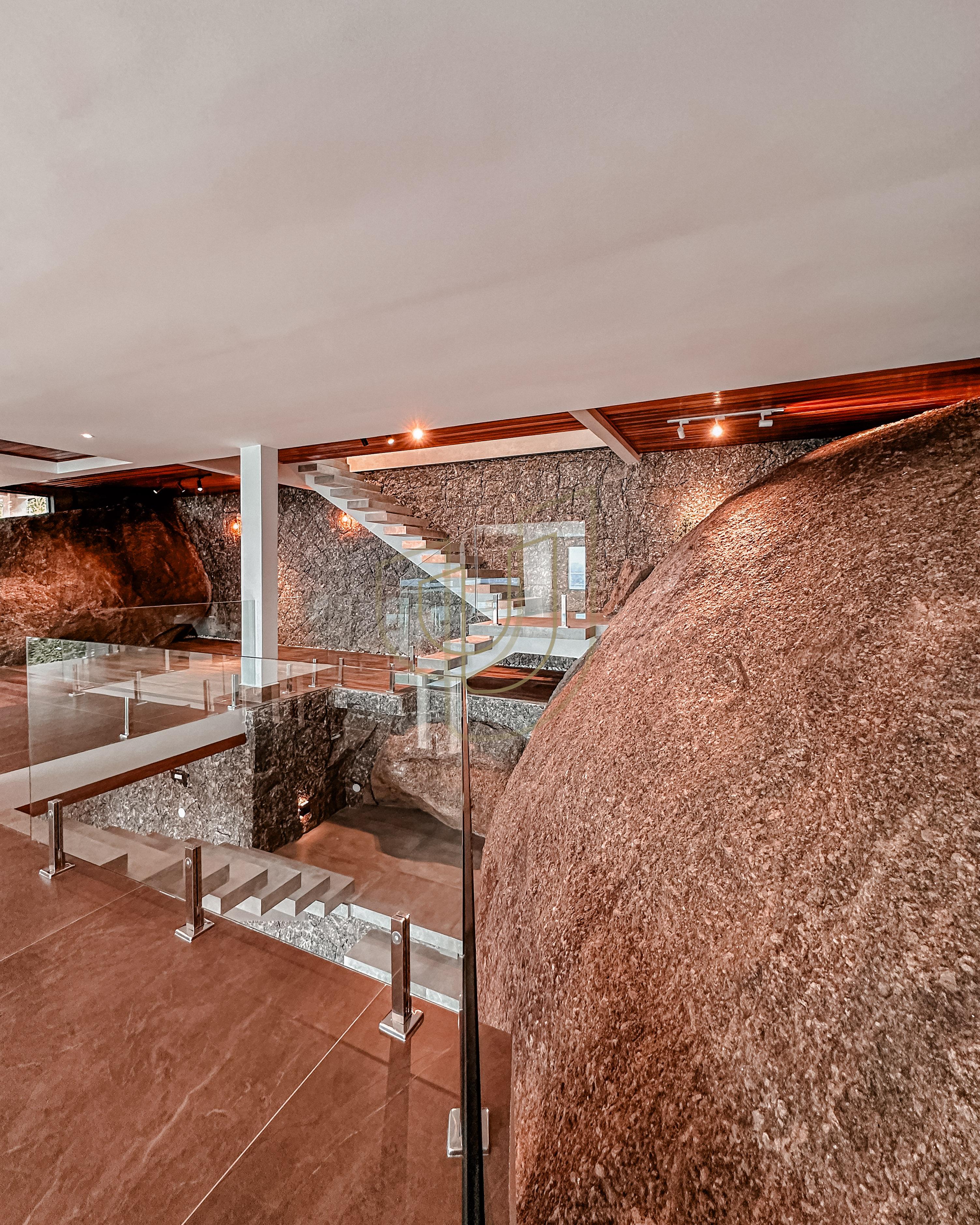 Mans&atilde;o de luxo com arquitetura em meio as rochas com 7 su&iacute;tes em Centro - Ilhabela/SP  Ilhabela - 