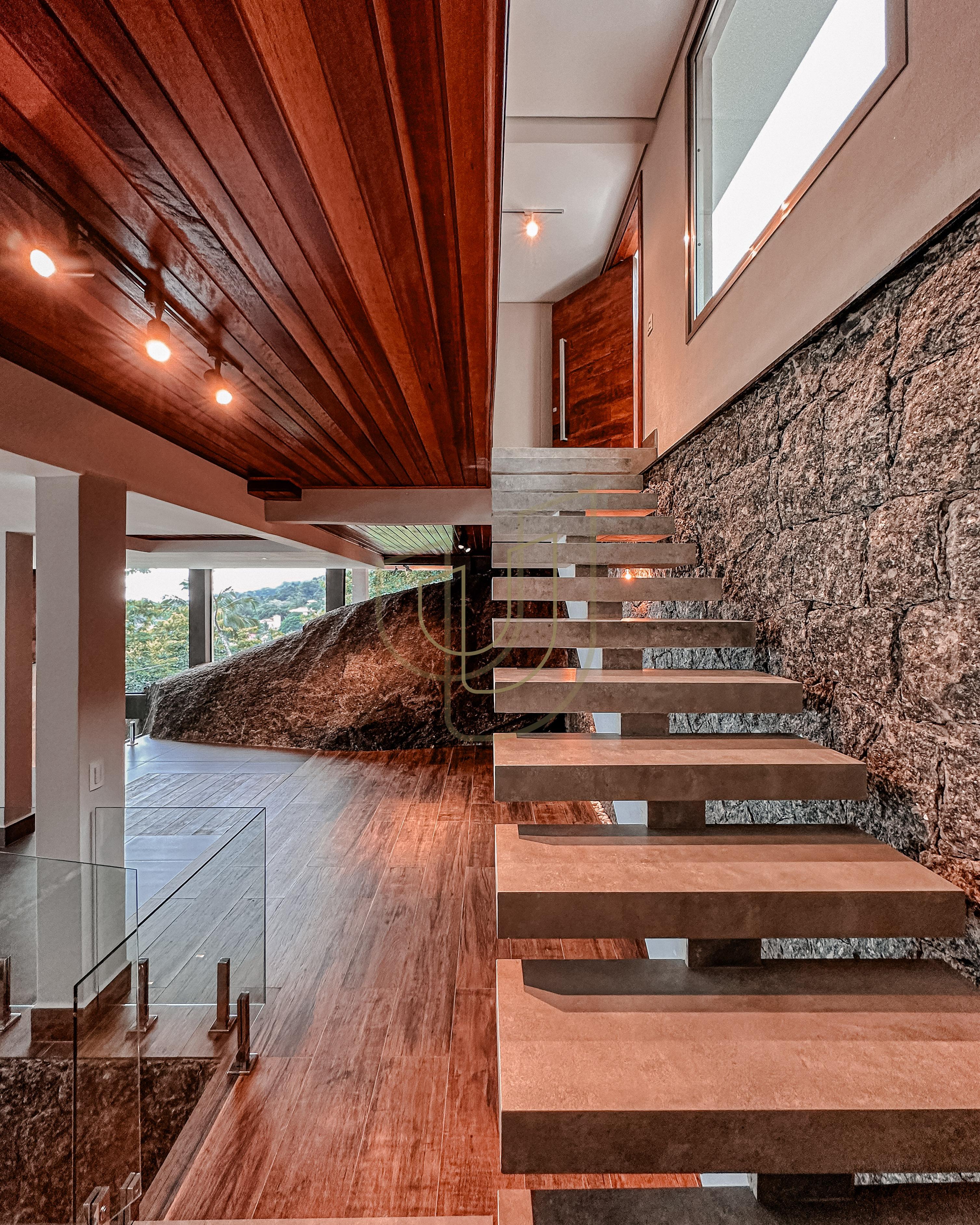 Mans&atilde;o de luxo com arquitetura em meio as rochas com 7 su&iacute;tes em Centro - Ilhabela/SP  Ilhabela - 