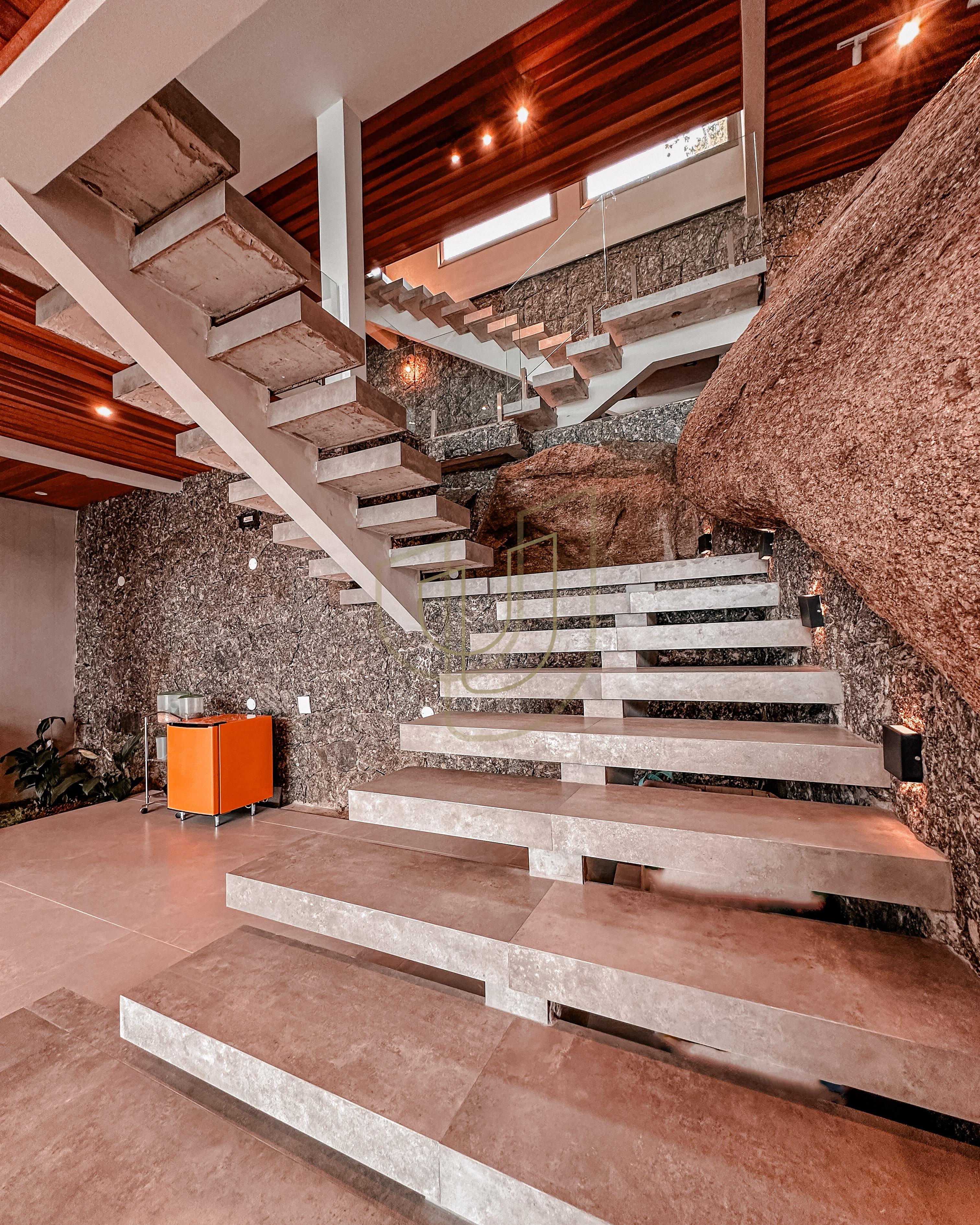 Mans&atilde;o de luxo com arquitetura em meio as rochas com 7 su&iacute;tes em Centro - Ilhabela/SP  Ilhabela - 