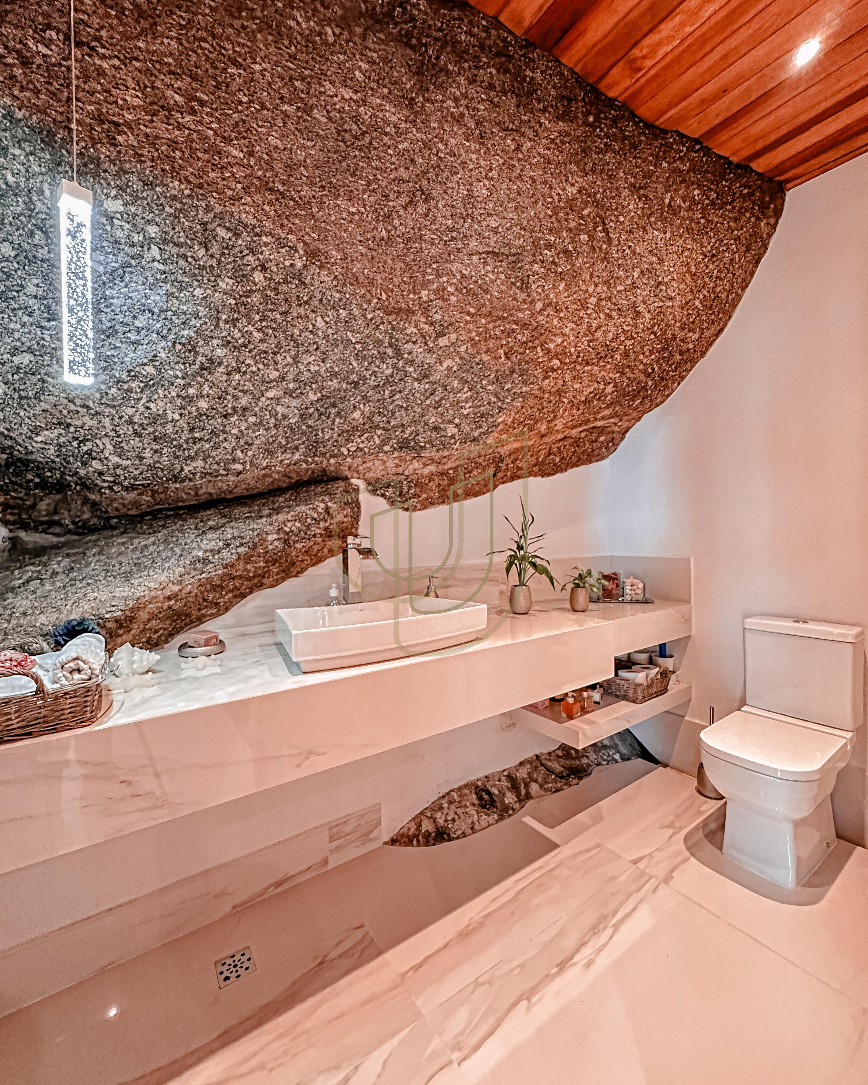 Mans&atilde;o de luxo com arquitetura em meio as rochas com 7 su&iacute;tes em Centro - Ilhabela/SP  Ilhabela - 