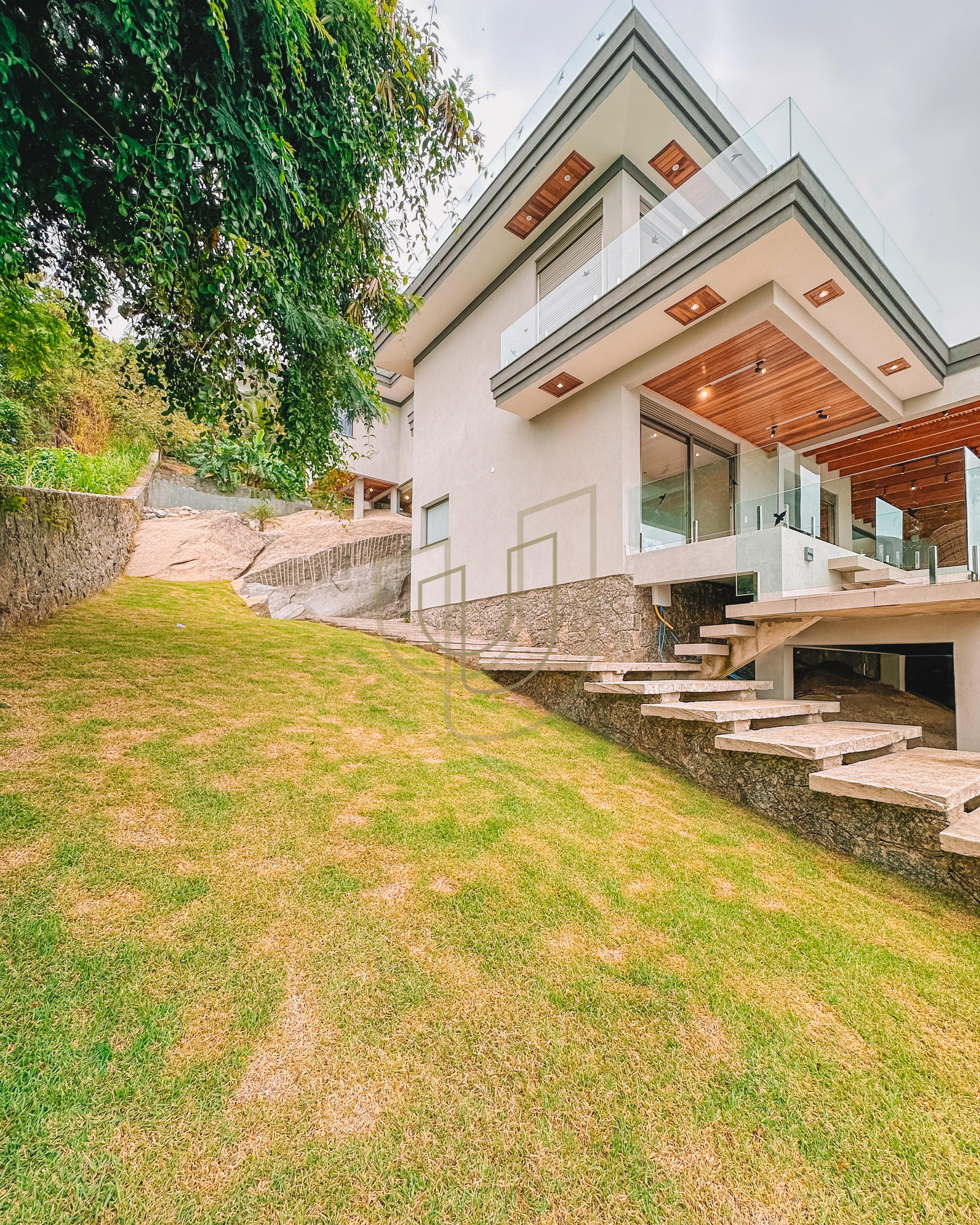 Mans&atilde;o de luxo com arquitetura em meio as rochas com 7 su&iacute;tes em Centro - Ilhabela/SP  Ilhabela - 