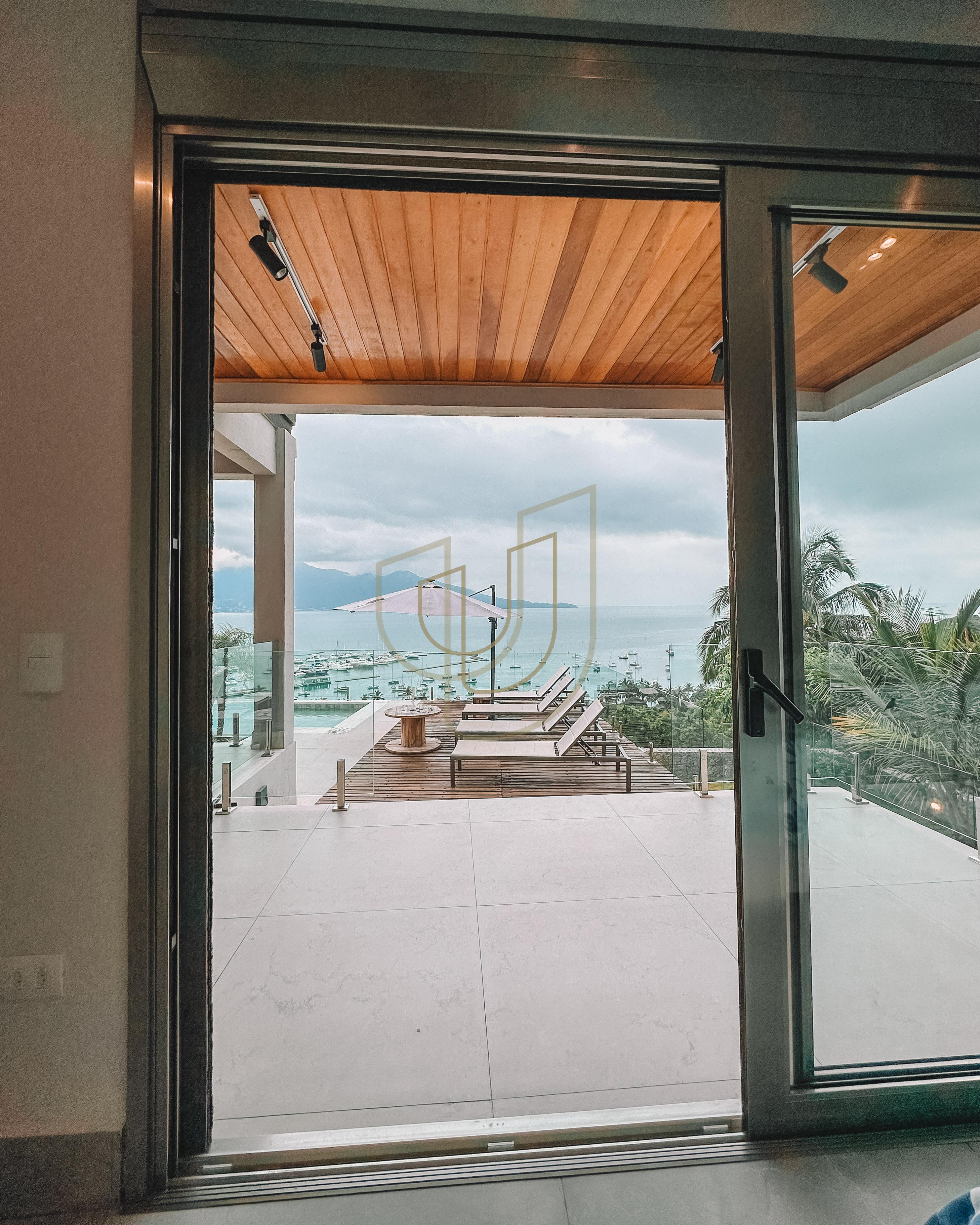 Mans&atilde;o de luxo com arquitetura em meio as rochas com 7 su&iacute;tes em Centro - Ilhabela/SP  Ilhabela - 