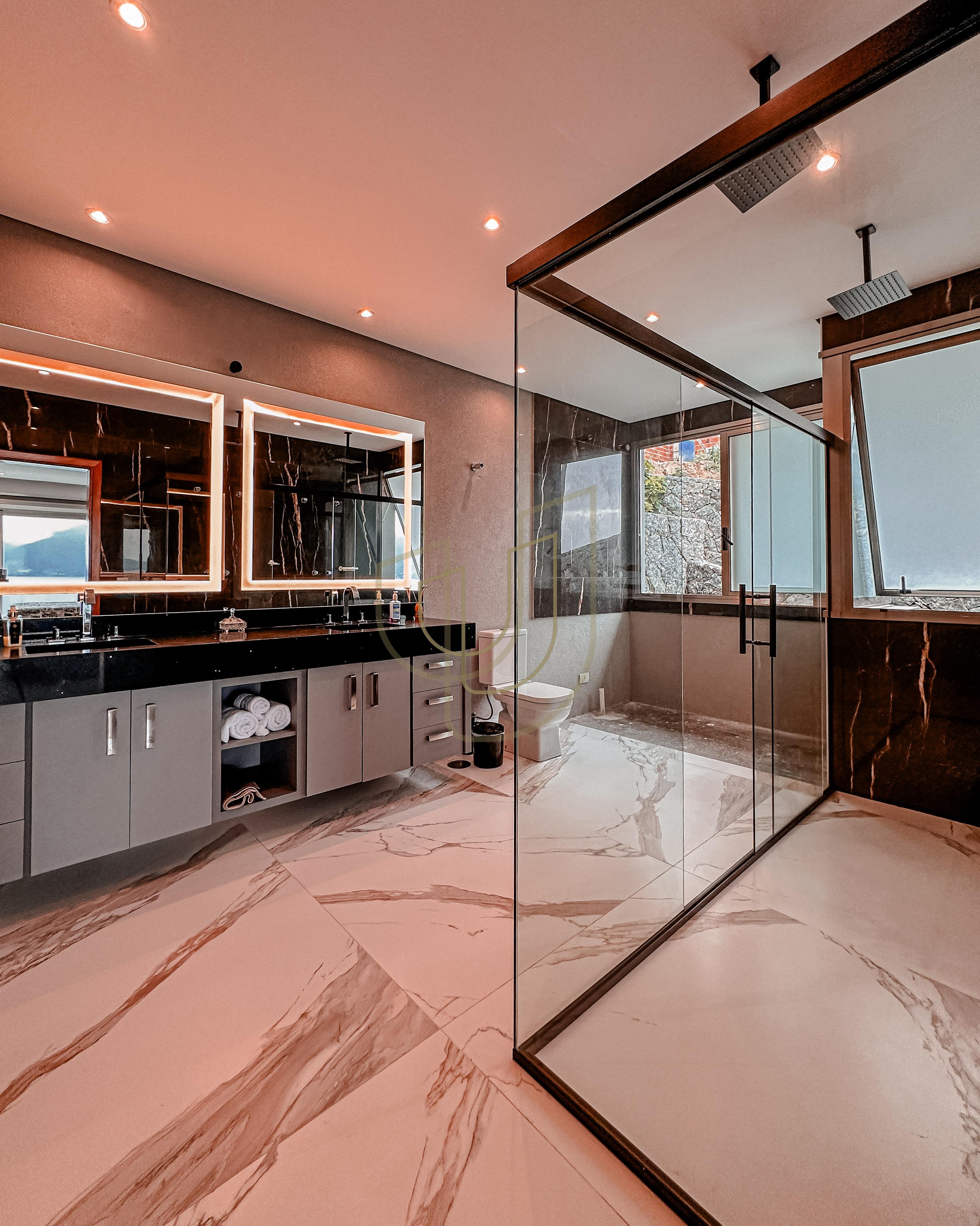 Mans&atilde;o de luxo com arquitetura em meio as rochas com 7 su&iacute;tes em Centro - Ilhabela/SP  Ilhabela - 