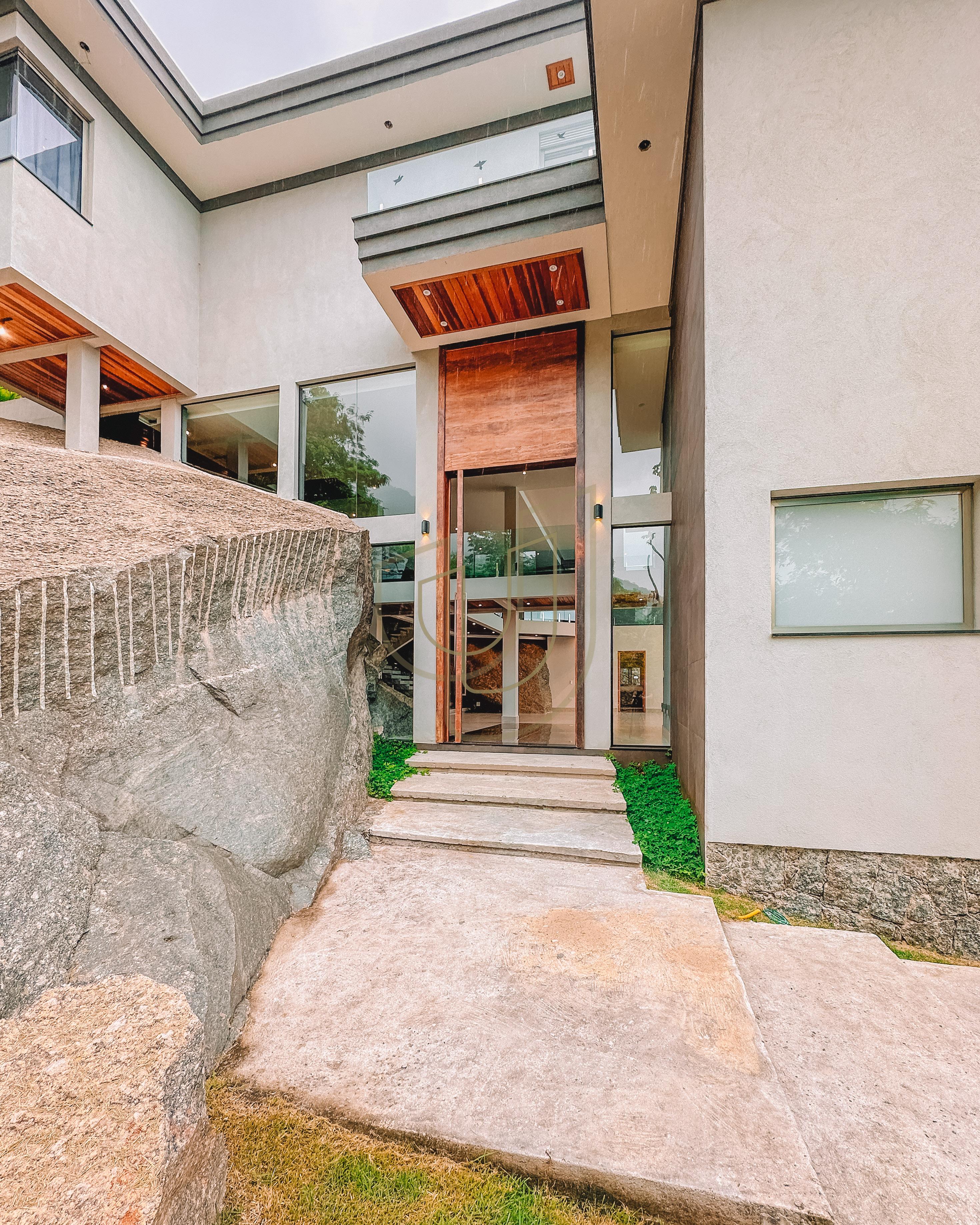 Mans&atilde;o de luxo com arquitetura em meio as rochas com 7 su&iacute;tes em Centro - Ilhabela/SP  Ilhabela - 