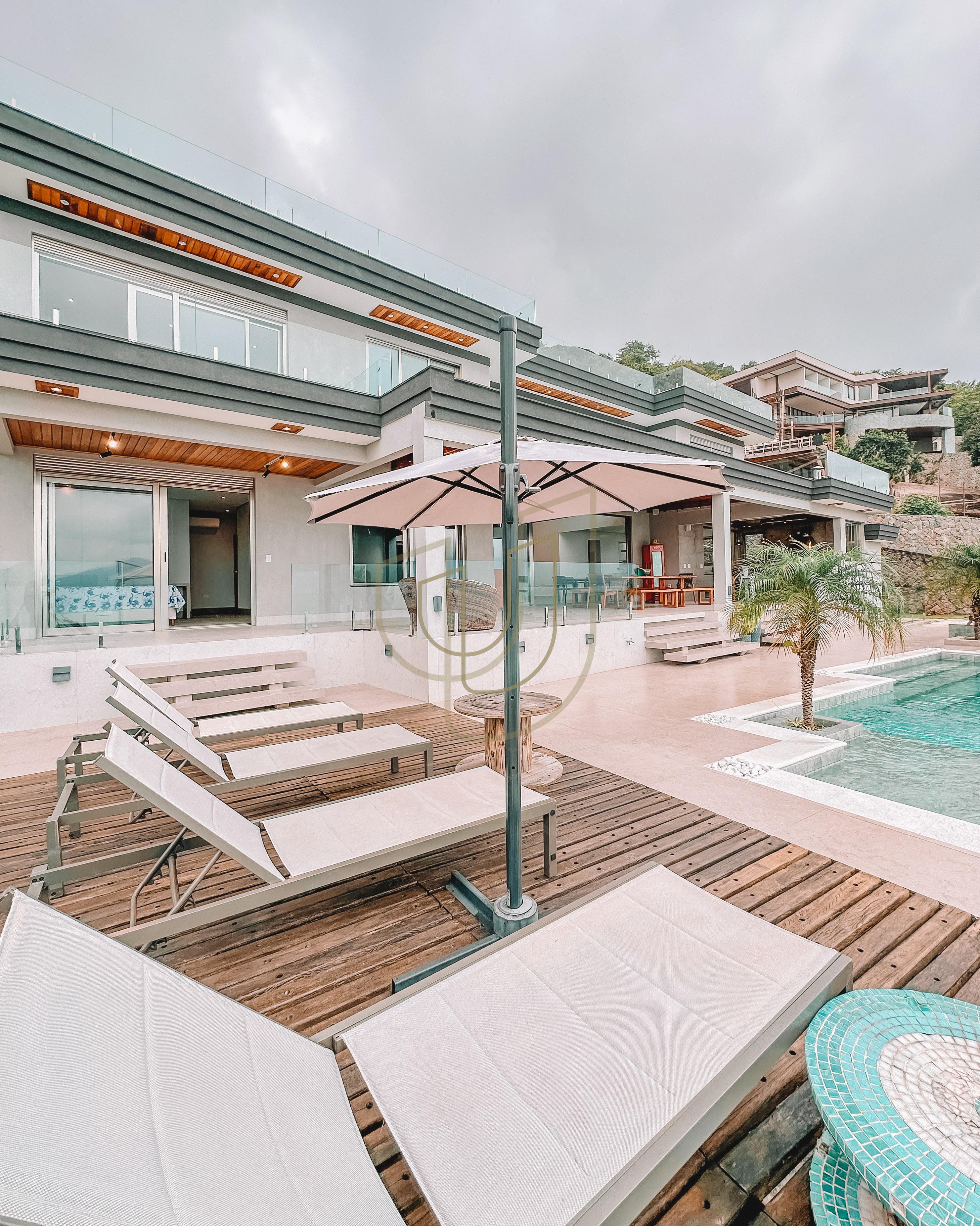 Mans&atilde;o de luxo com arquitetura em meio as rochas com 7 su&iacute;tes em Centro - Ilhabela/SP  Ilhabela - 