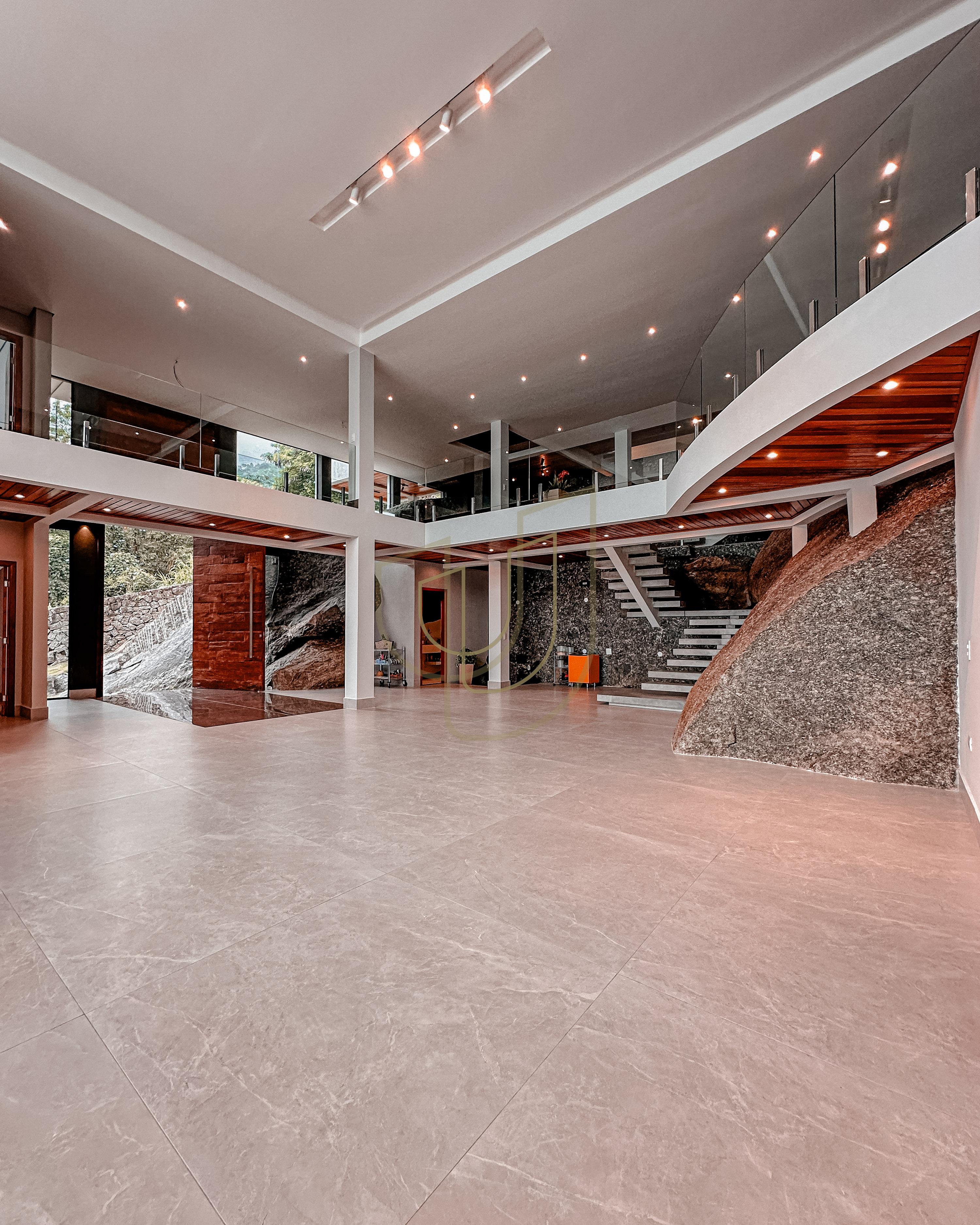 Mans&atilde;o de luxo com arquitetura em meio as rochas com 7 su&iacute;tes em Centro - Ilhabela/SP  Ilhabela - 