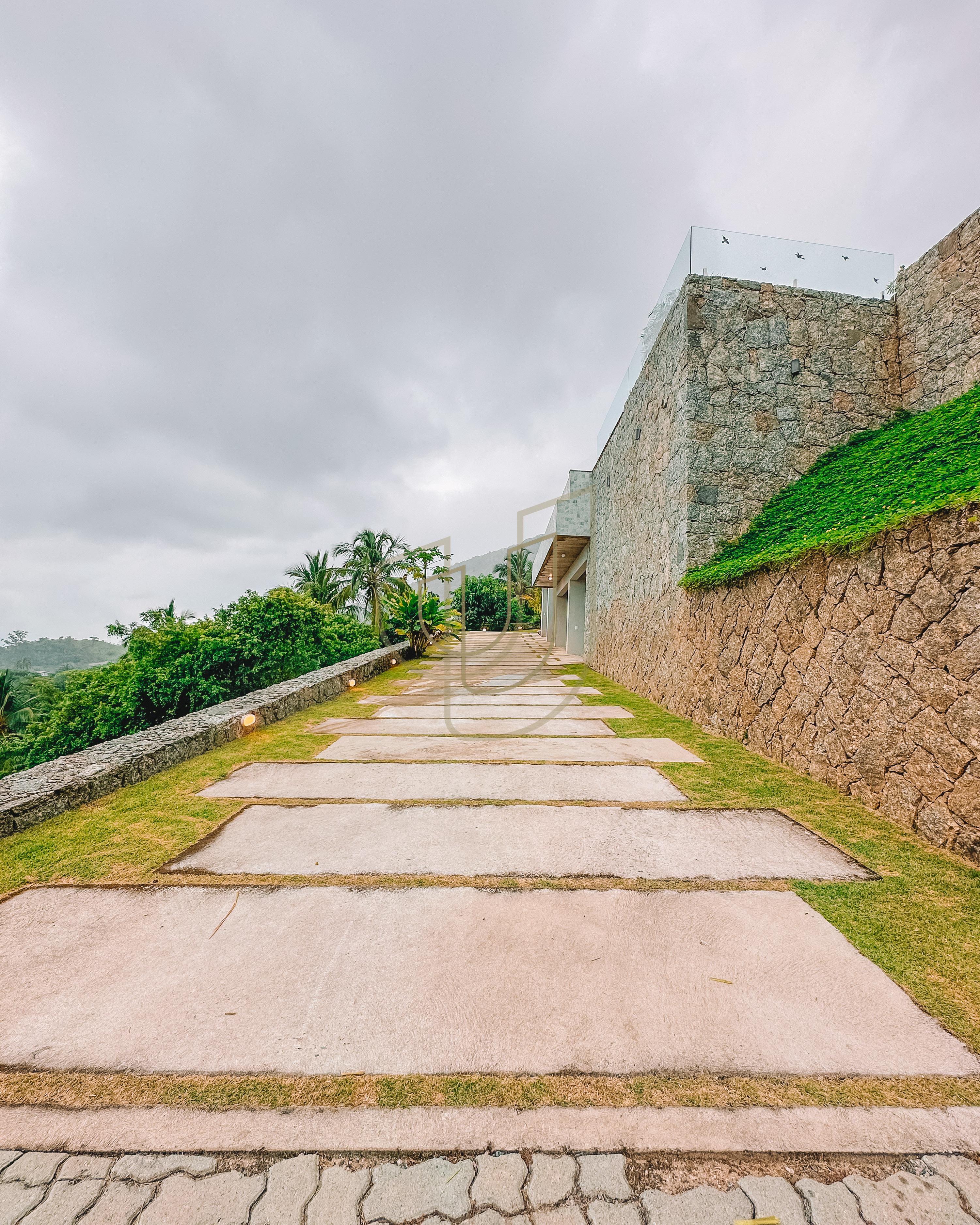 Mans&atilde;o de luxo com arquitetura em meio as rochas com 7 su&iacute;tes em Centro - Ilhabela/SP  Ilhabela - 