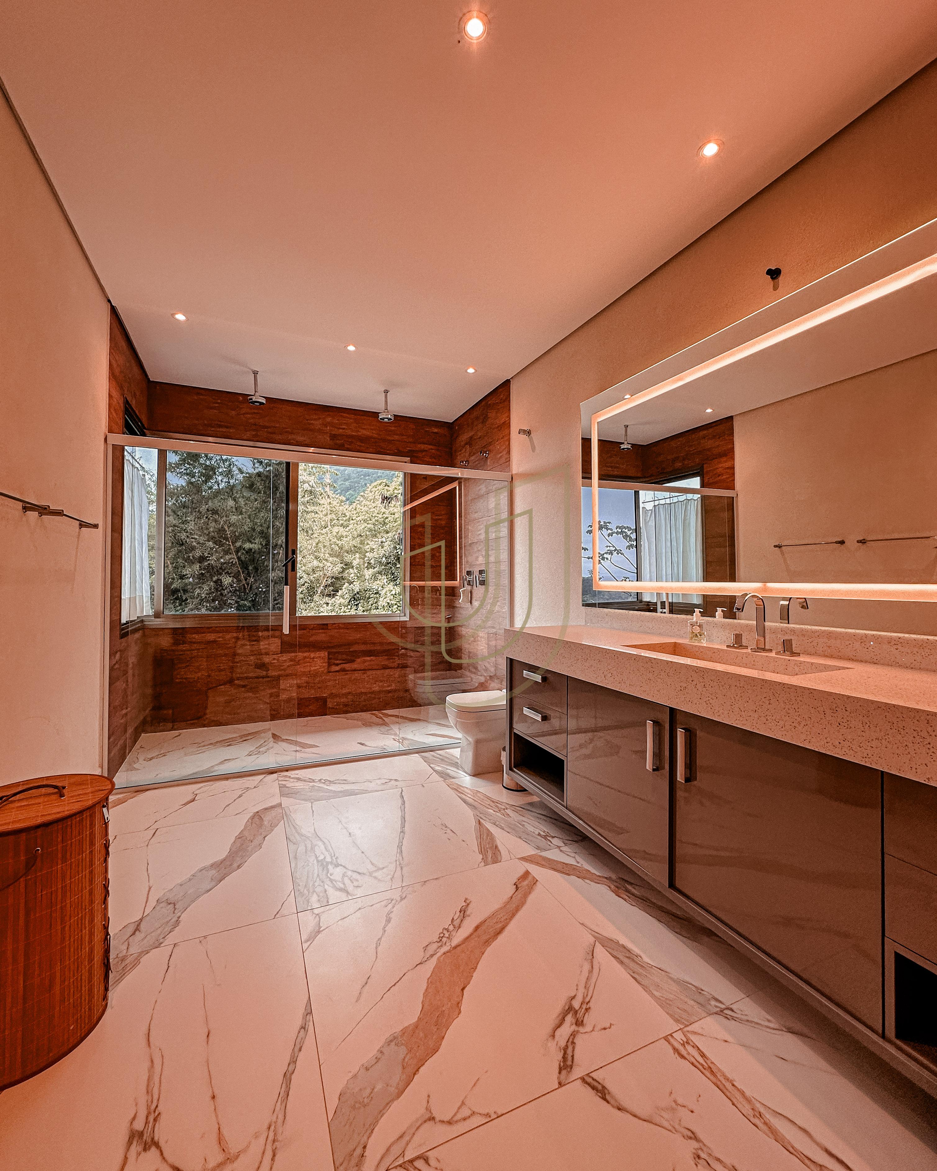 Mans&atilde;o de luxo com arquitetura em meio as rochas com 7 su&iacute;tes em Centro - Ilhabela/SP  Ilhabela - 