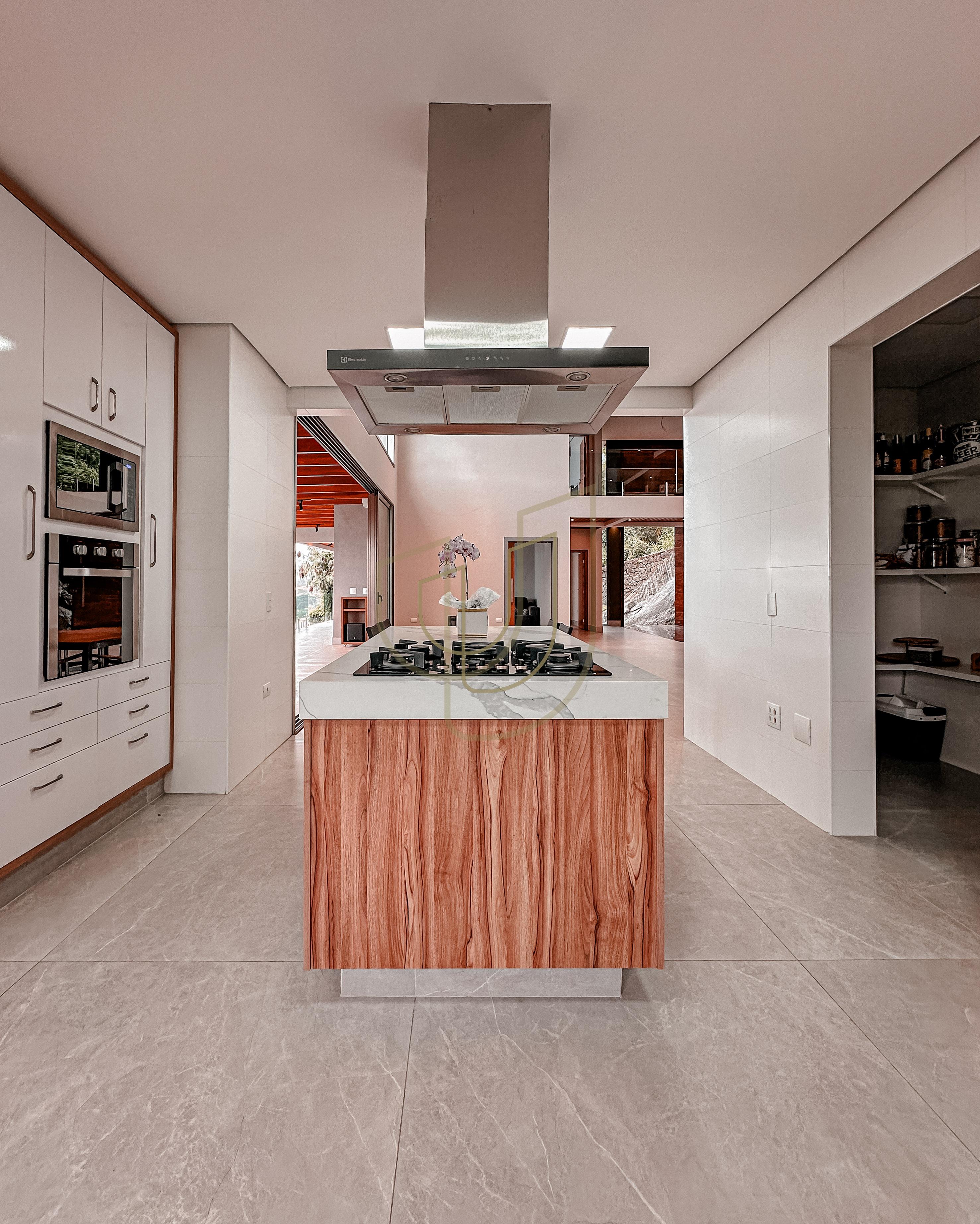 Mans&atilde;o de luxo com arquitetura em meio as rochas com 7 su&iacute;tes em Centro - Ilhabela/SP  Ilhabela - 