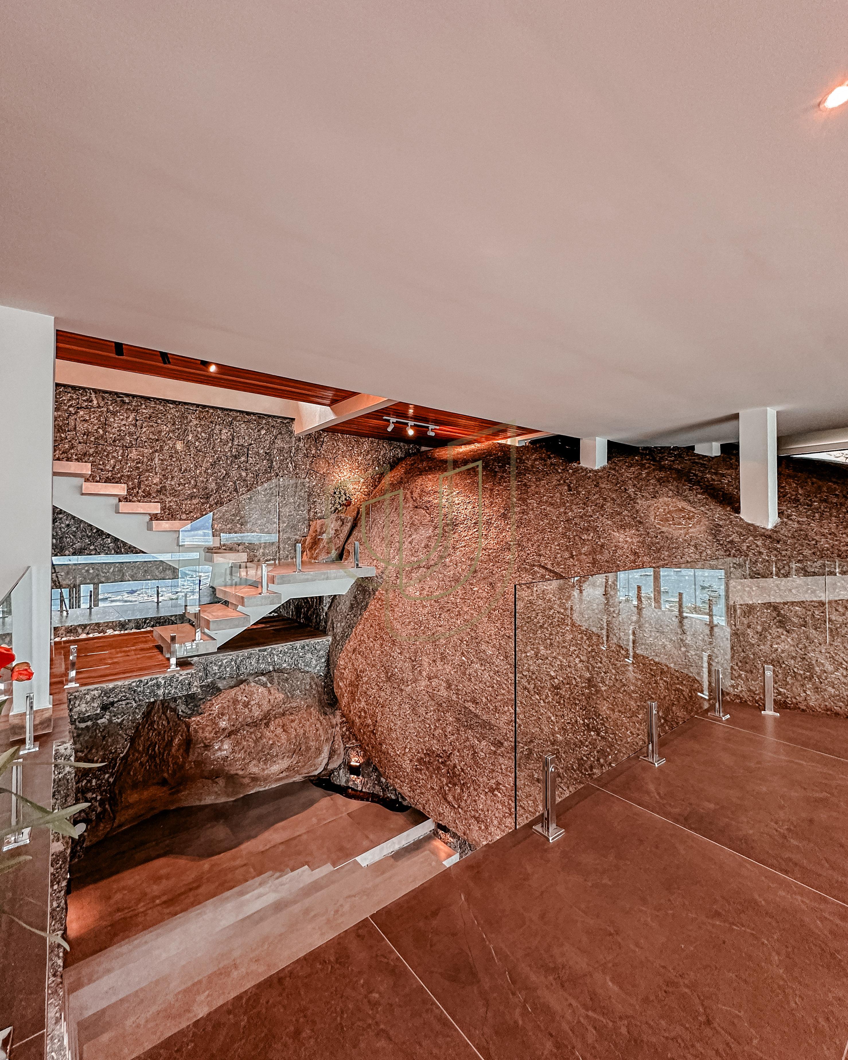 Mans&atilde;o de luxo com arquitetura em meio as rochas com 7 su&iacute;tes em Centro - Ilhabela/SP  Ilhabela - 