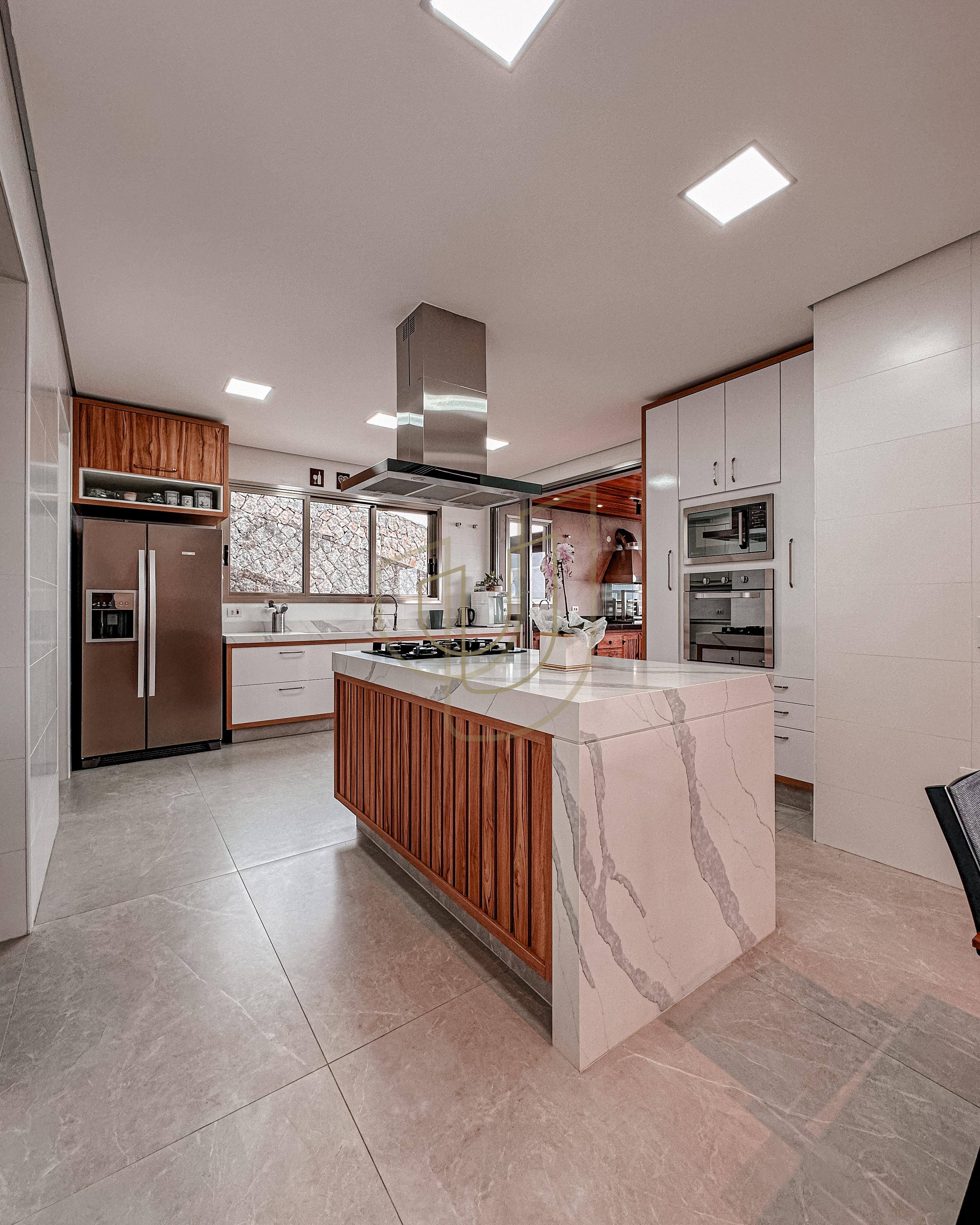 Mans&atilde;o de luxo com arquitetura em meio as rochas com 7 su&iacute;tes em Centro - Ilhabela/SP  Ilhabela - 