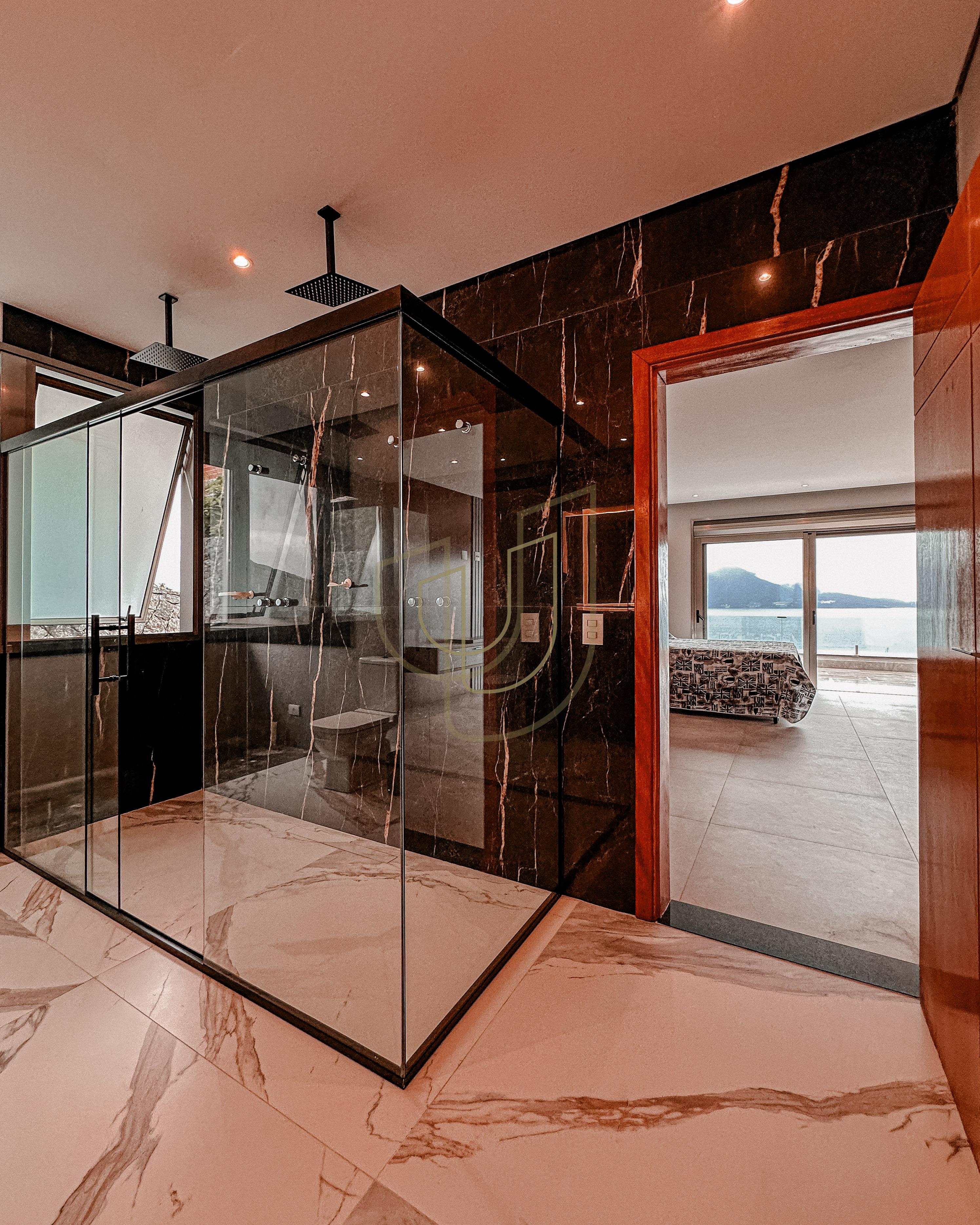 Mans&atilde;o de luxo com arquitetura em meio as rochas com 7 su&iacute;tes em Centro - Ilhabela/SP  Ilhabela - 