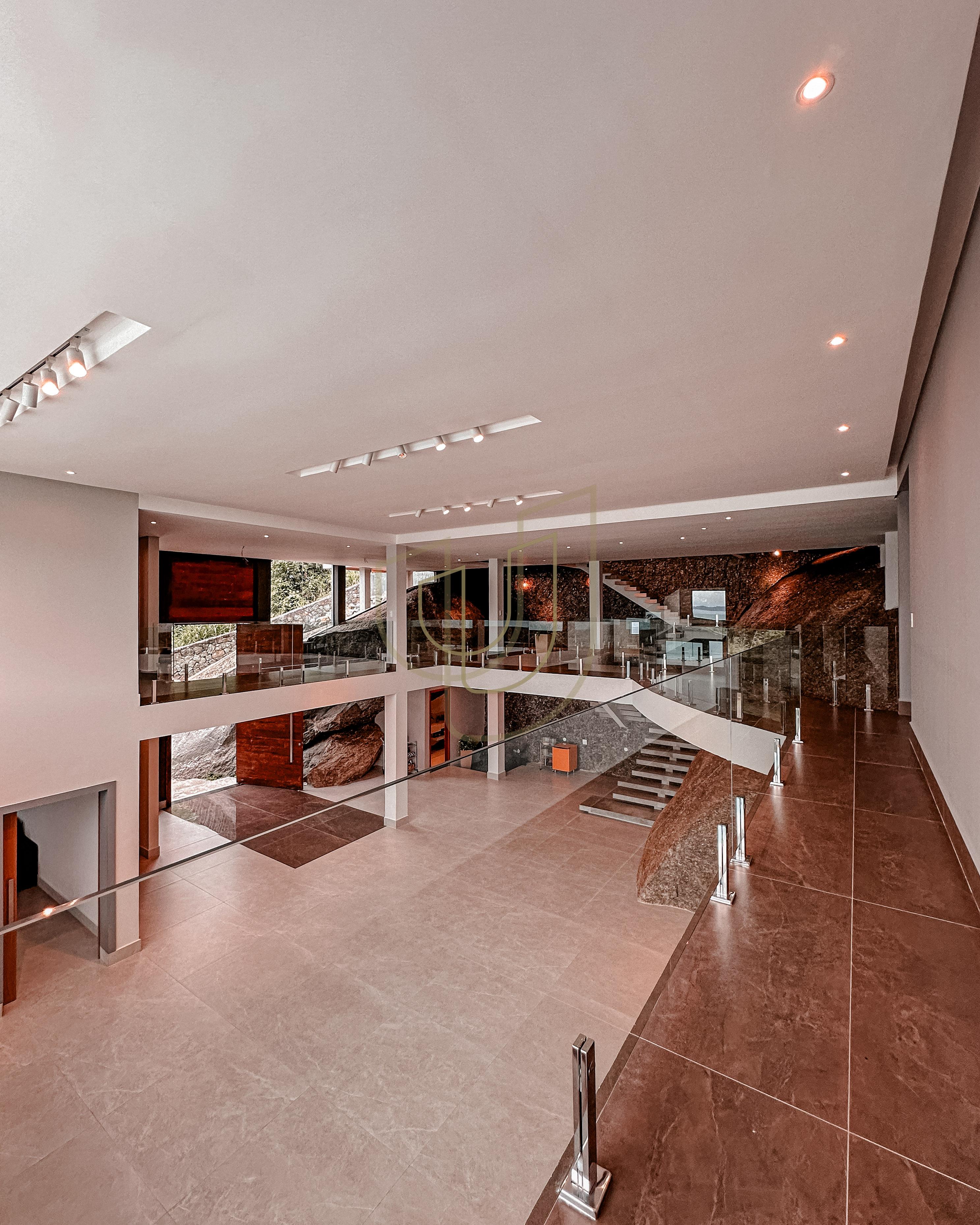 Mans&atilde;o de luxo com arquitetura em meio as rochas com 7 su&iacute;tes em Centro - Ilhabela/SP  Ilhabela - 