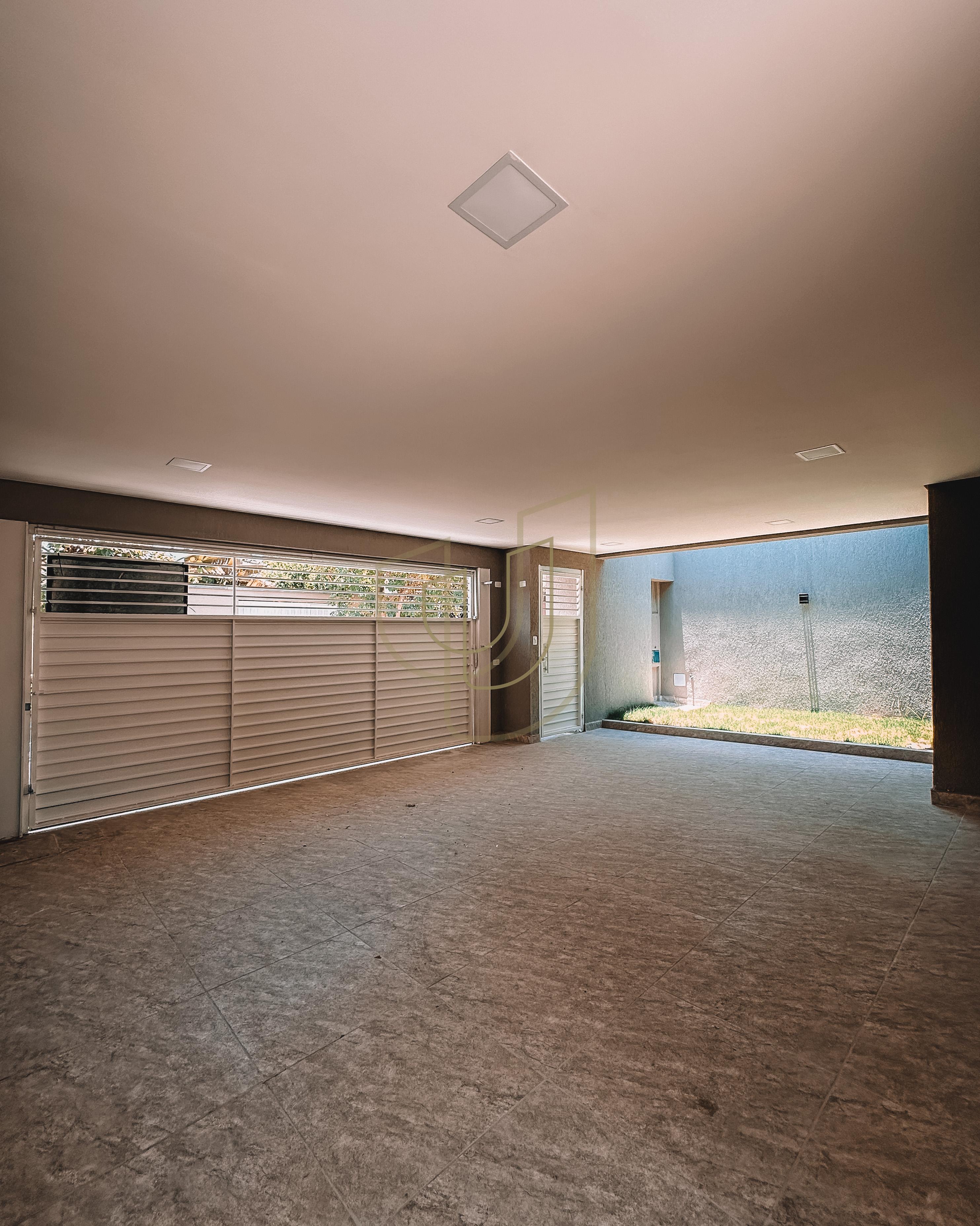 Casa com projeto funcional rec&eacute;m-constru&iacute;da no Vila Branca - Jacare&iacute;/SP  Jacareí - 