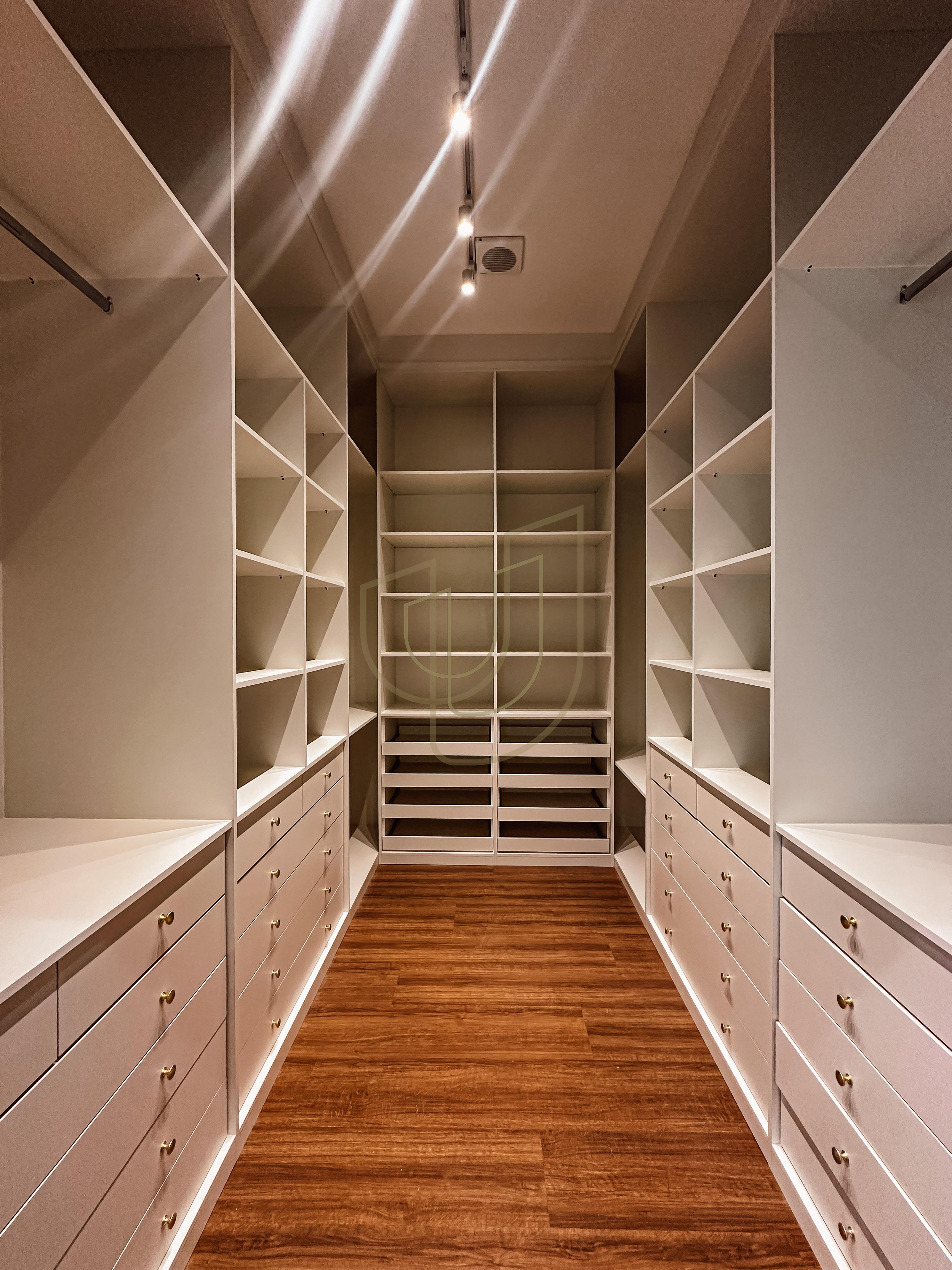 Sobrado sofisticado com vista &uacute;nica e com 4 su&iacute;tes em Urbanova - S&atilde;o Jos&eacute; dos Campos/SP  São José dos Campos - 