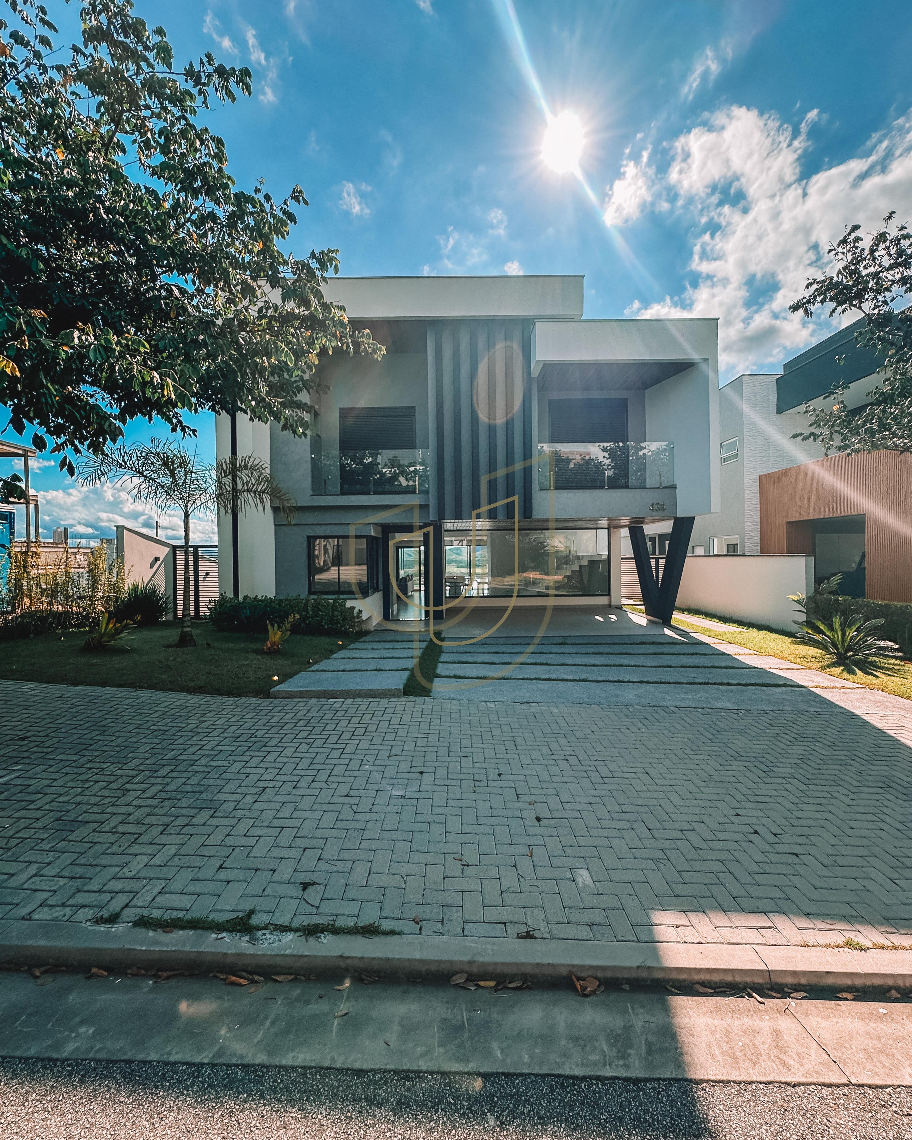 Sobrado sofisticado com vista &uacute;nica e com 5 su&iacute;tes em Alphaville - S&atilde;o Jos&eacute; dos Campos/SP  São José dos Campos - 