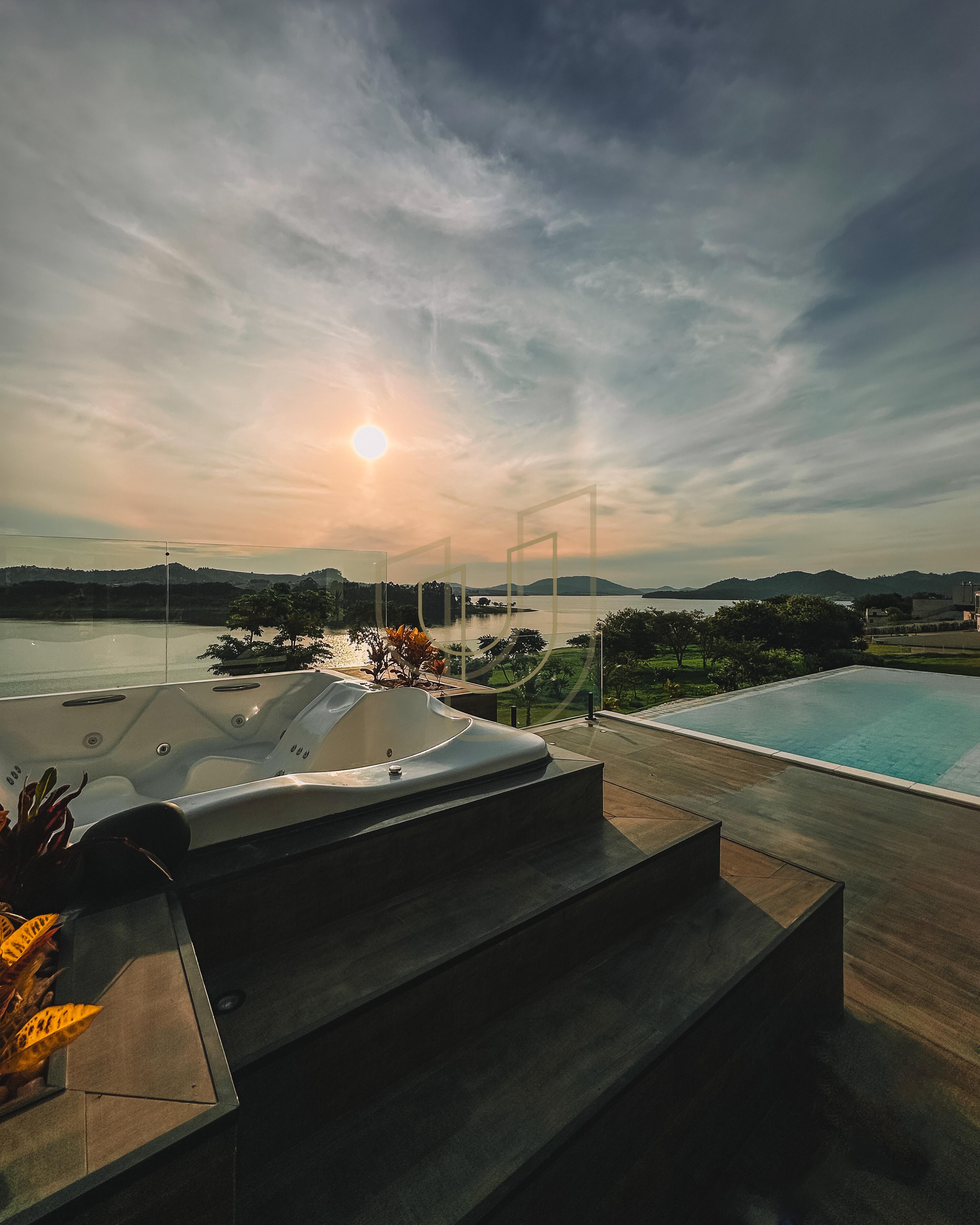 Mans&atilde;o de luxo e P&eacute; na &Aacute;gua com 10 Su&iacute;tes em Porto Laranjeiras - Piracaia/SP  Piracaia - 