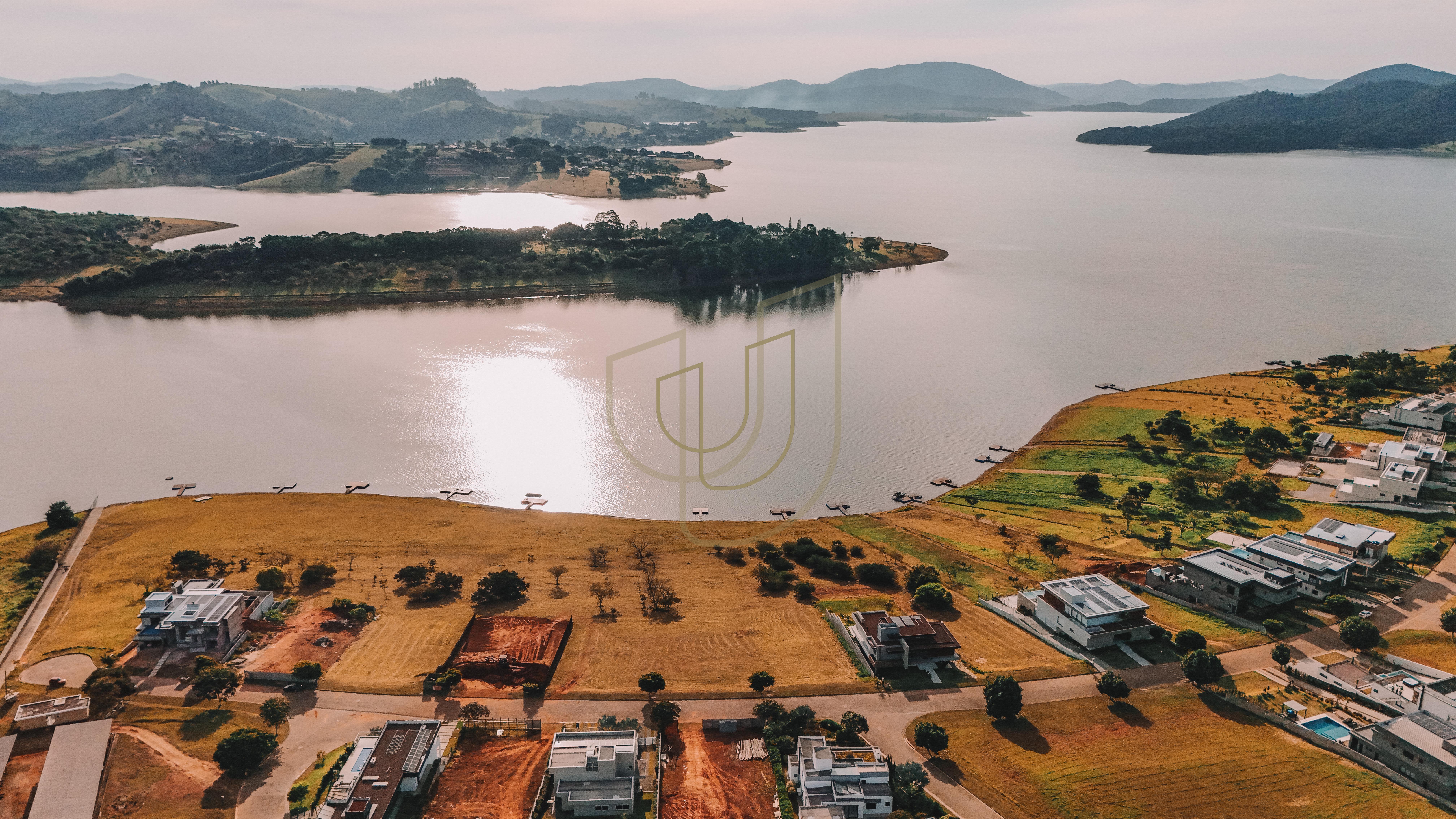 Mans&atilde;o de luxo e P&eacute; na &Aacute;gua com 10 Su&iacute;tes em Porto Laranjeiras - Piracaia/SP  Piracaia - 