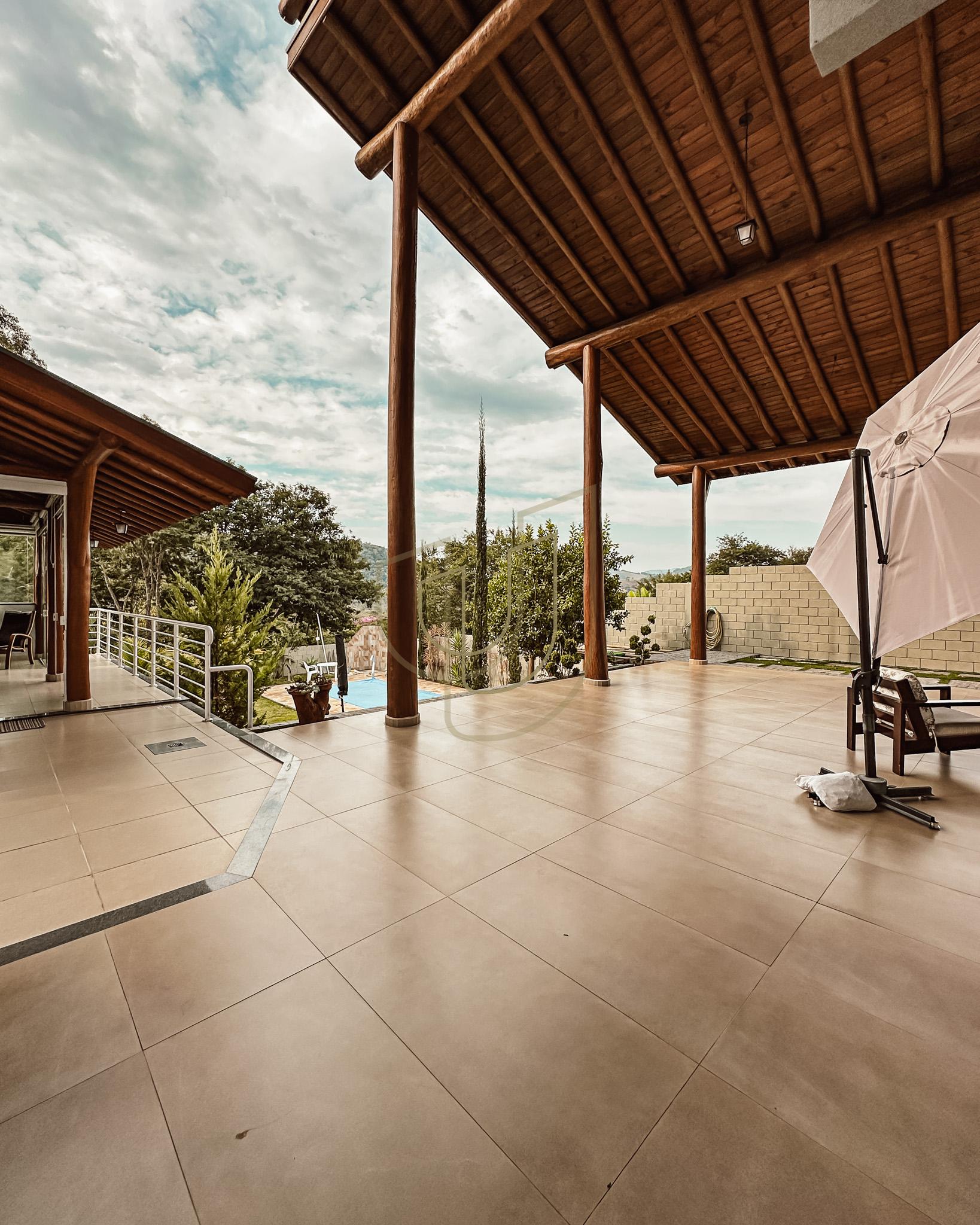 Sobrado sofisticado e com 4 su&iacute;tes em no Recanto Santa B&aacute;rbara - Jambeiro/SP  JAMBEIRO - 