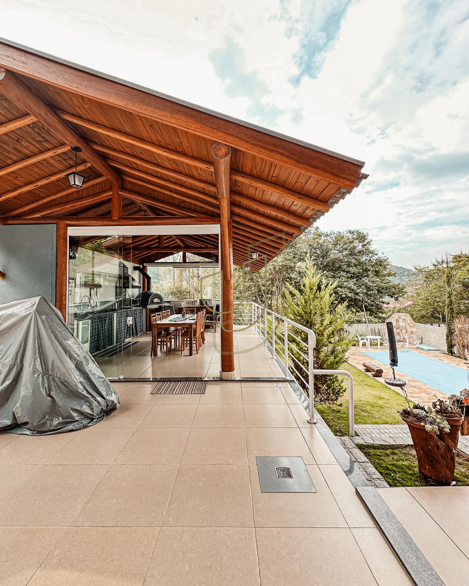 Sobrado sofisticado e com 4 su&iacute;tes em no Recanto Santa B&aacute;rbara - Jambeiro/SP  JAMBEIRO - 