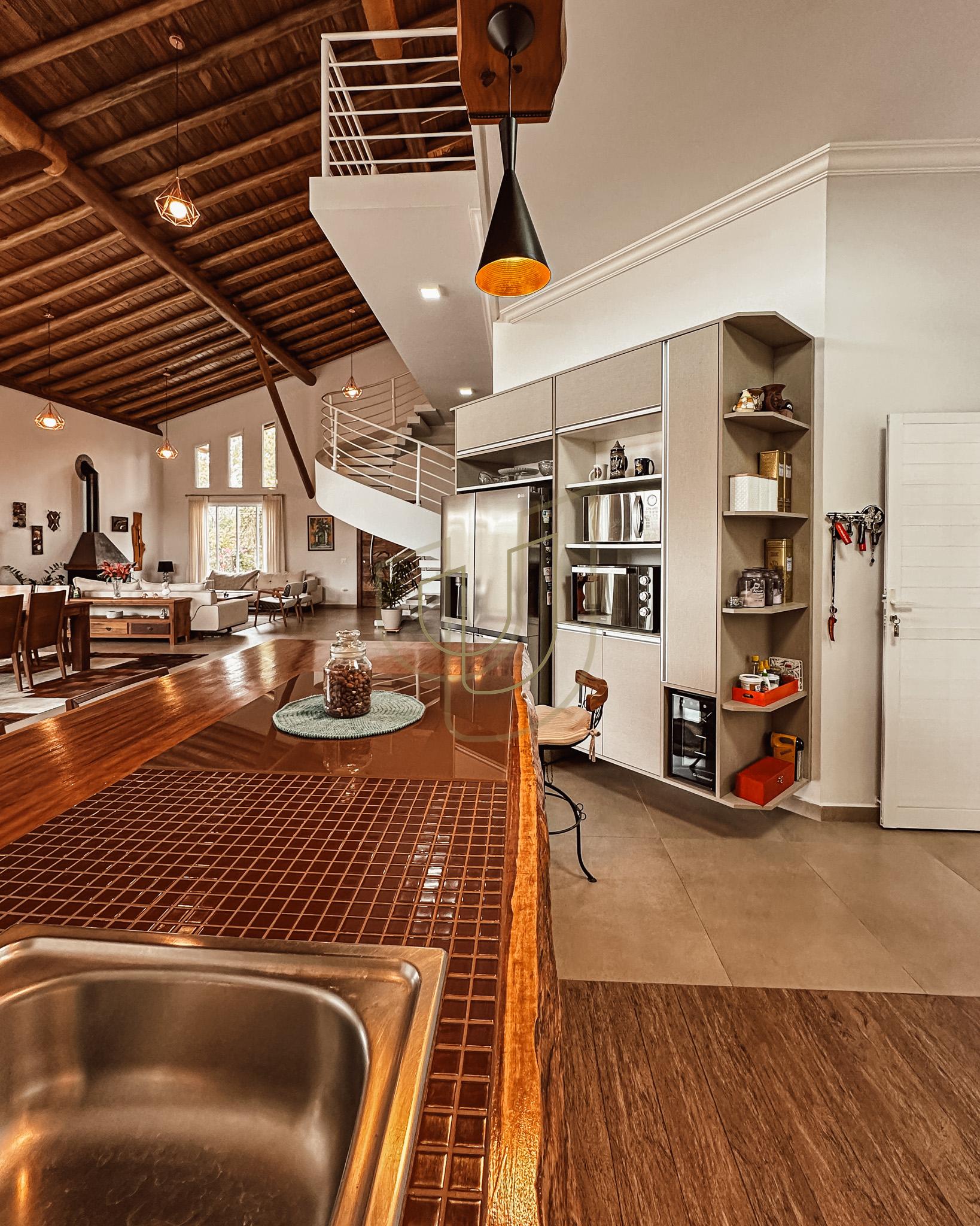 Sobrado sofisticado e com 4 su&iacute;tes em no Recanto Santa B&aacute;rbara - Jambeiro/SP  JAMBEIRO - 