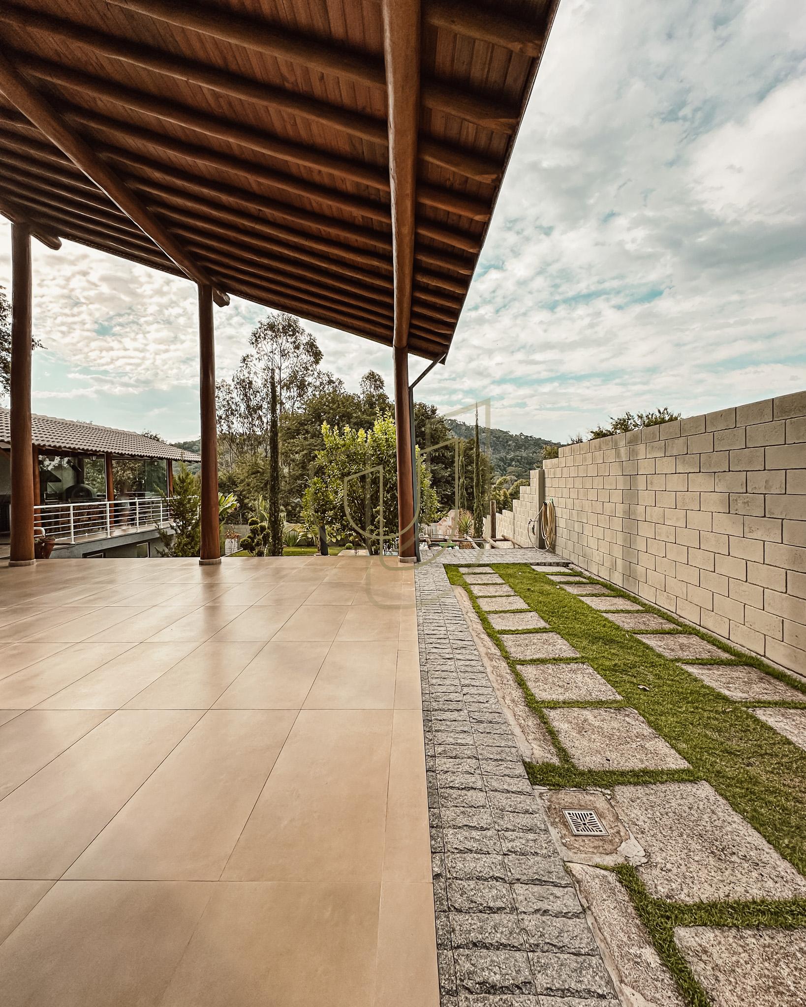 Sobrado sofisticado e com 4 su&iacute;tes em no Recanto Santa B&aacute;rbara - Jambeiro/SP  JAMBEIRO - 