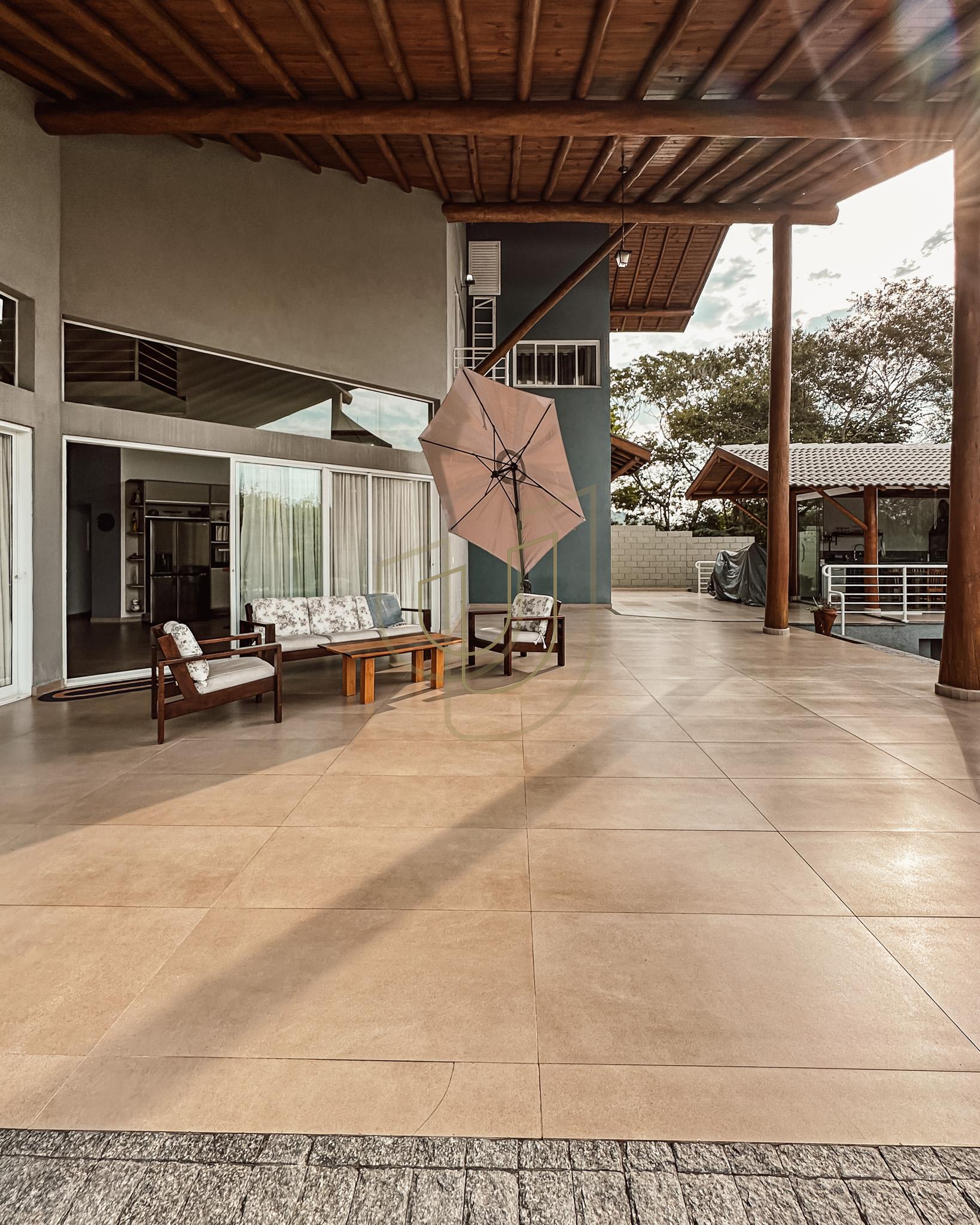 Sobrado sofisticado e com 4 su&iacute;tes em no Recanto Santa B&aacute;rbara - Jambeiro/SP  JAMBEIRO - 