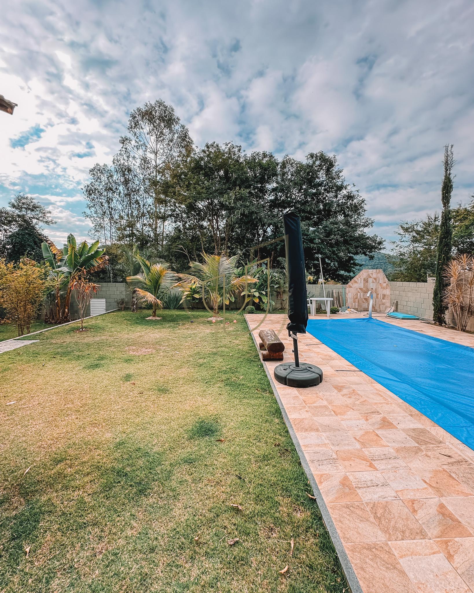 Sobrado sofisticado e com 4 su&iacute;tes em no Recanto Santa B&aacute;rbara - Jambeiro/SP  JAMBEIRO - 