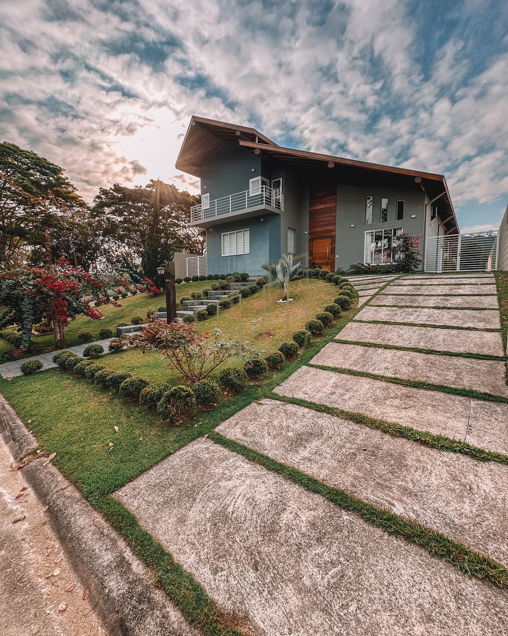 Sobrado sofisticado e com 4 su&iacute;tes em no Recanto Santa B&aacute;rbara - Jambeiro/SP  JAMBEIRO - 