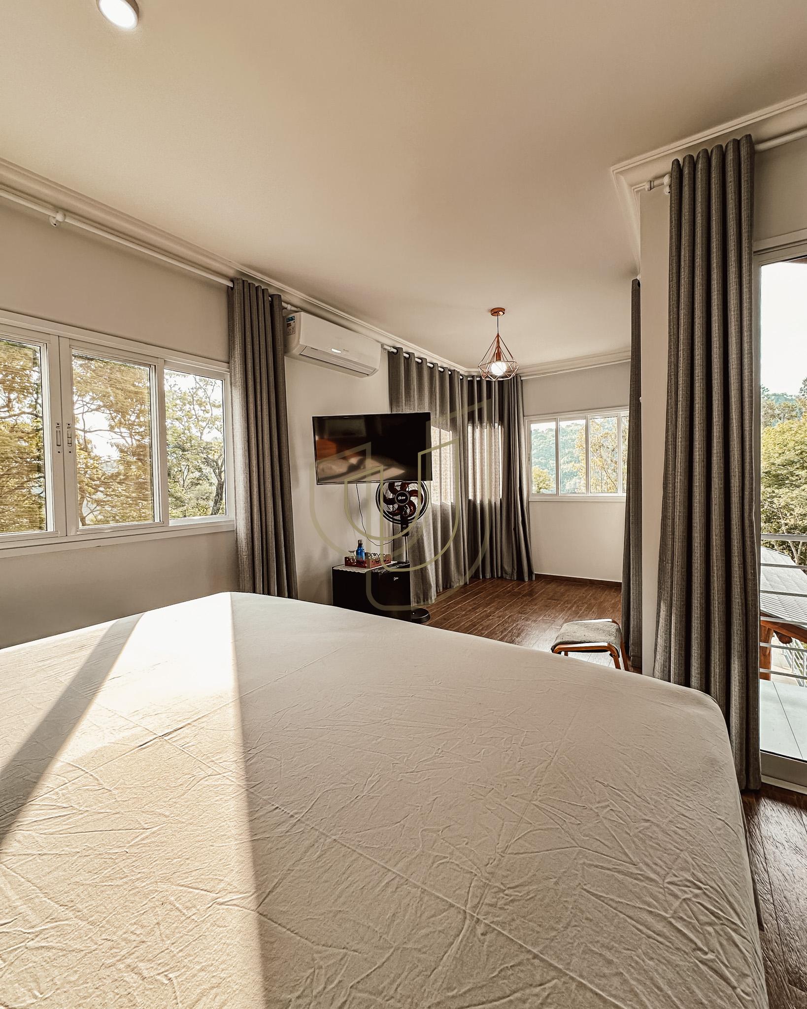 Sobrado sofisticado e com 4 su&iacute;tes em no Recanto Santa B&aacute;rbara - Jambeiro/SP  JAMBEIRO - 