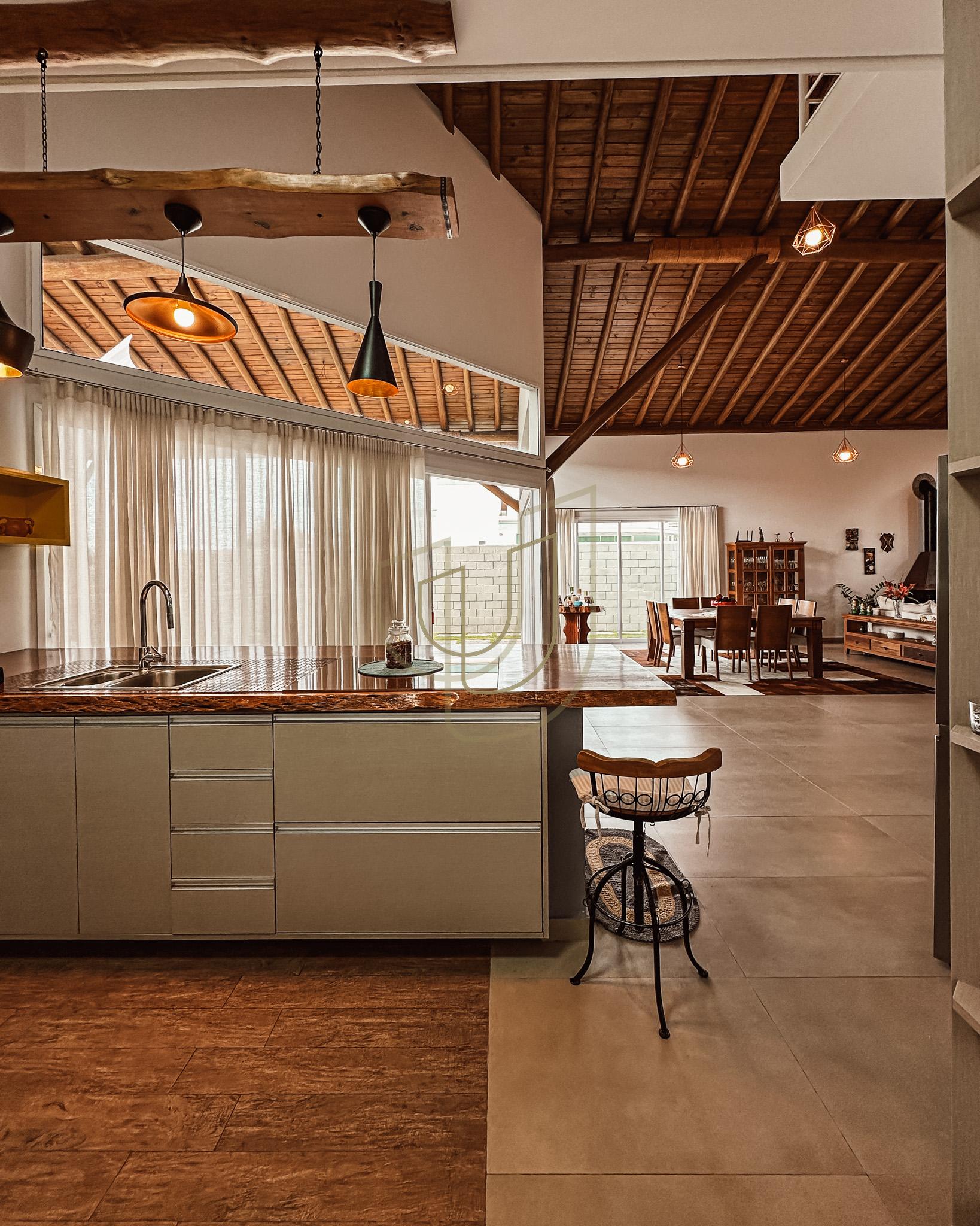 Sobrado sofisticado e com 4 su&iacute;tes em no Recanto Santa B&aacute;rbara - Jambeiro/SP  JAMBEIRO - 