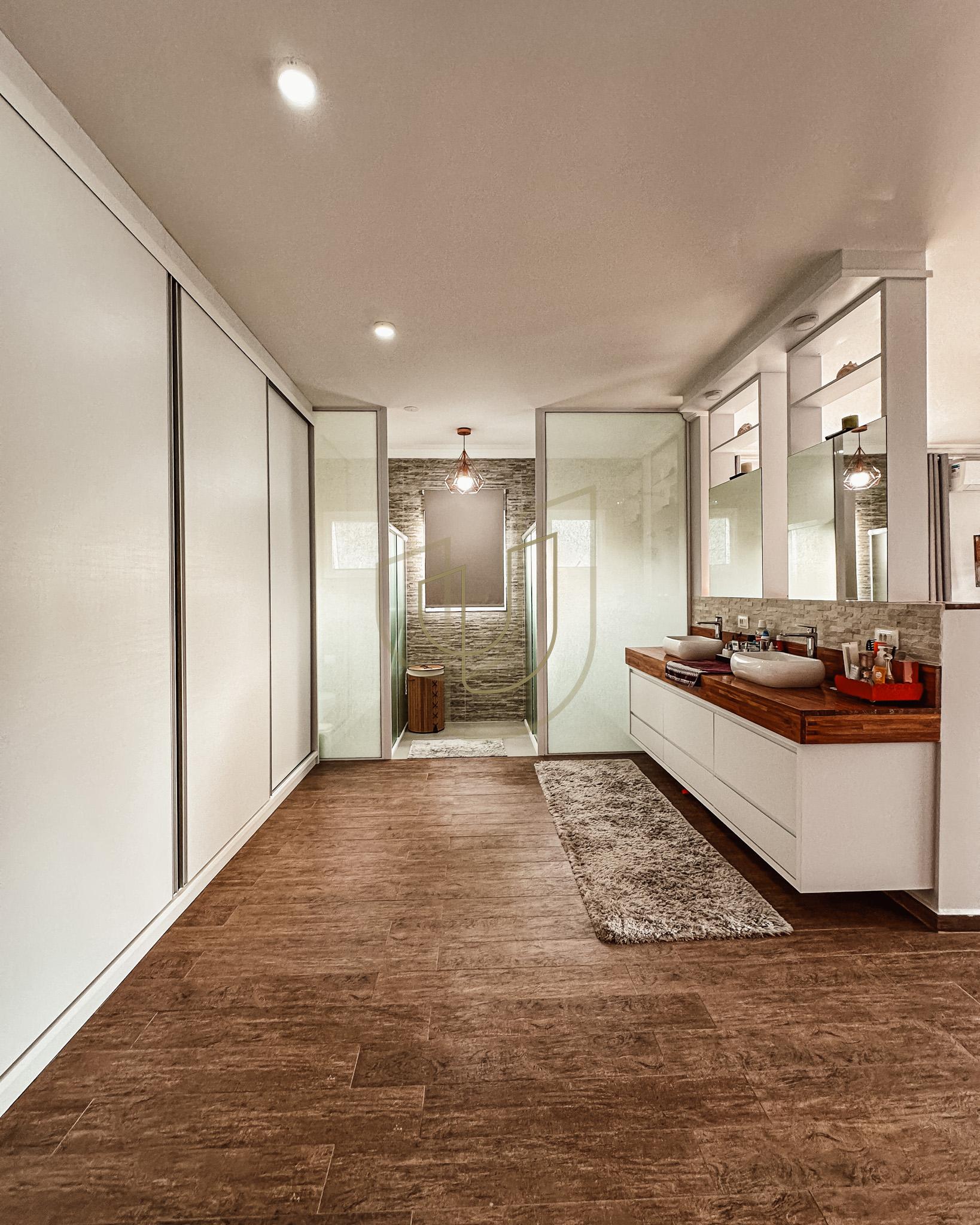 Sobrado sofisticado e com 4 su&iacute;tes em no Recanto Santa B&aacute;rbara - Jambeiro/SP  JAMBEIRO - 