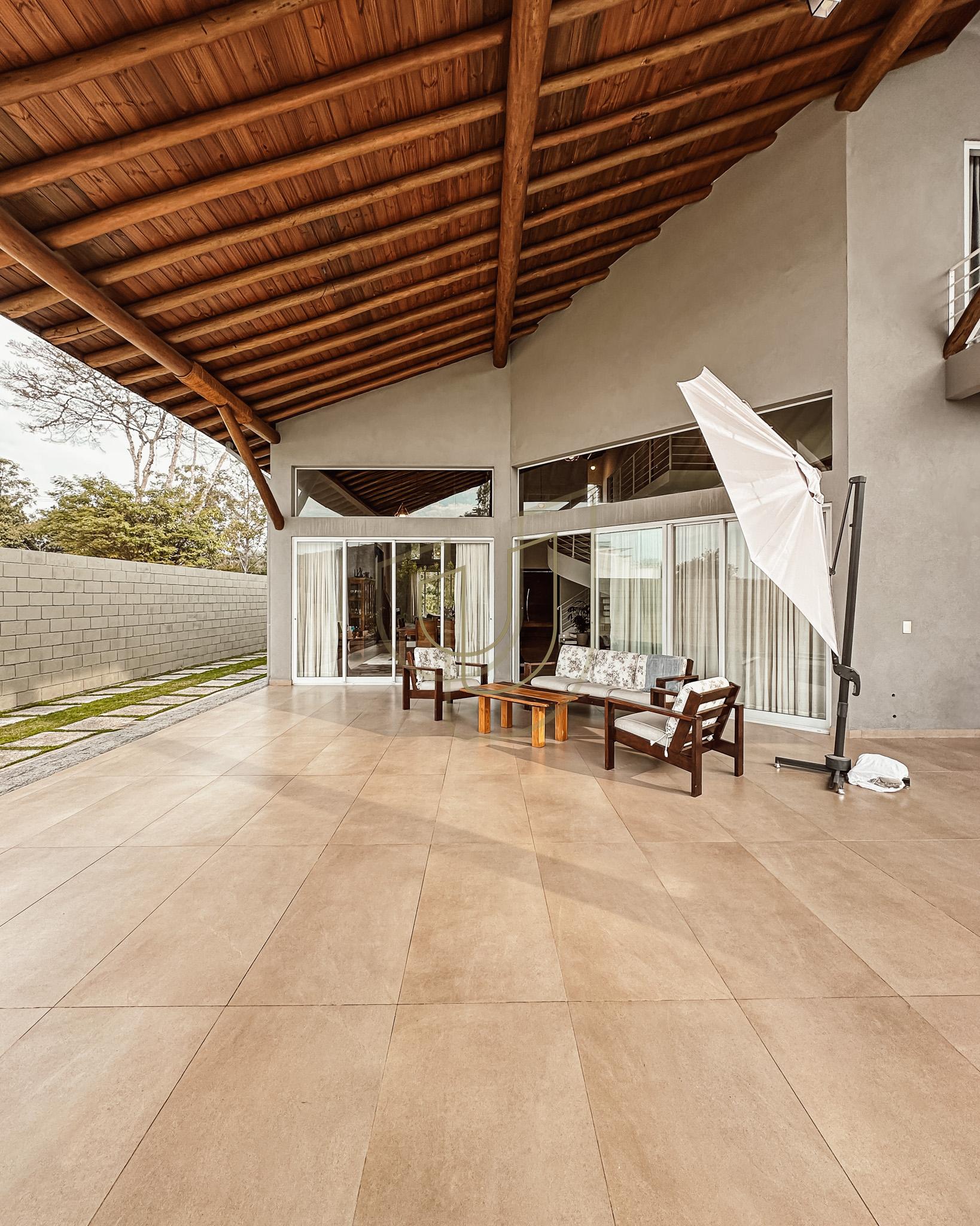 Sobrado sofisticado e com 4 su&iacute;tes em no Recanto Santa B&aacute;rbara - Jambeiro/SP  JAMBEIRO - 