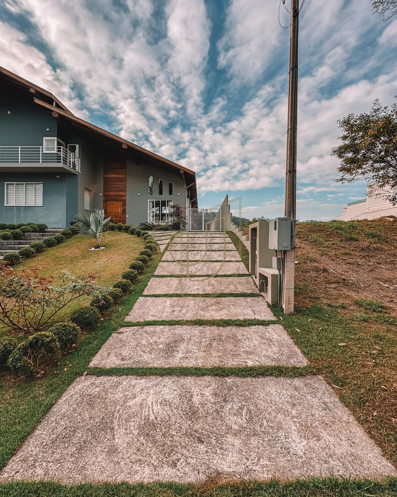 Sobrado sofisticado e com 4 su&iacute;tes em no Recanto Santa B&aacute;rbara - Jambeiro/SP  JAMBEIRO - 