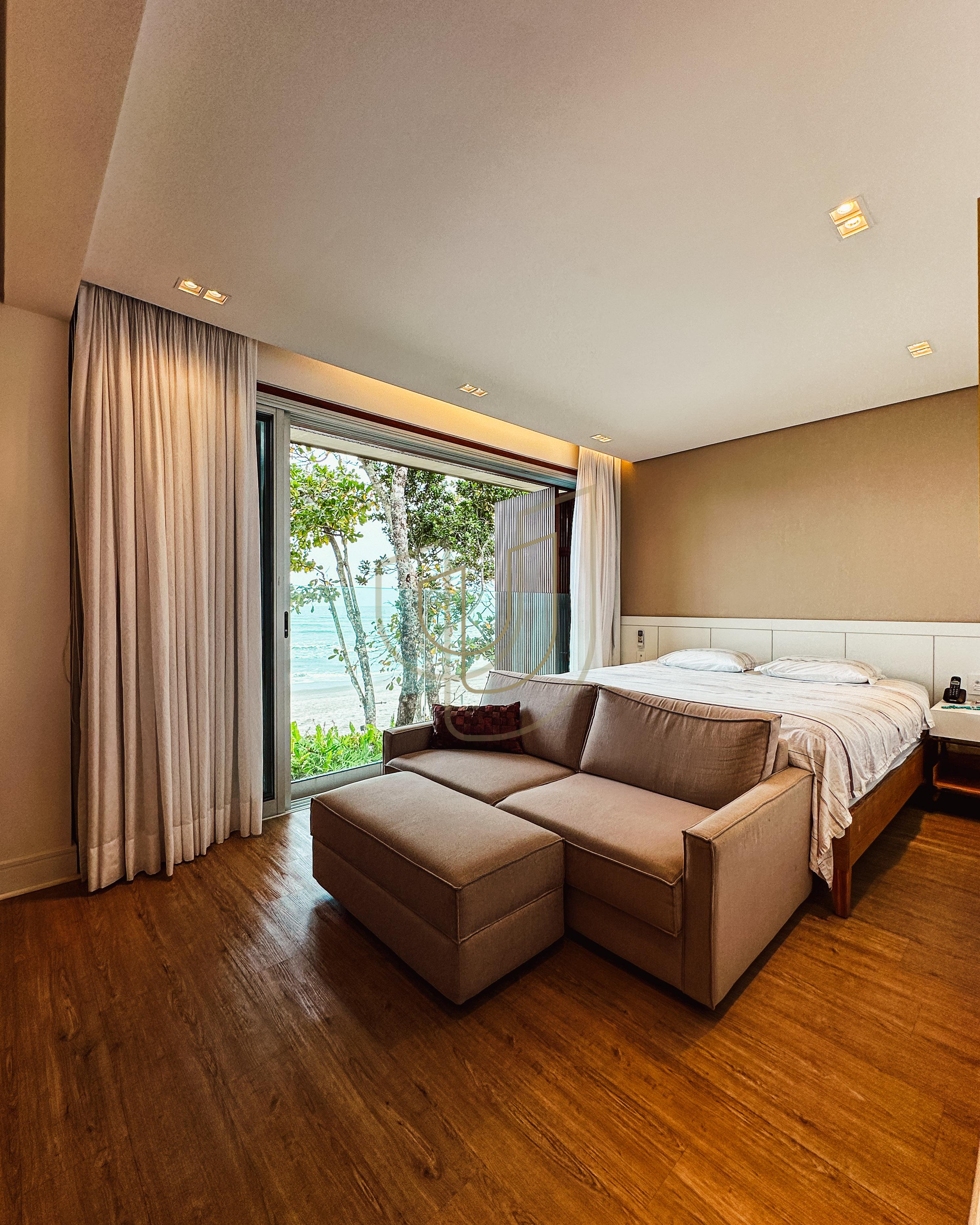 Sobrado sofisticado e P&eacute; na Areia com 5 su&iacute;tes na Praia de Camburi - S&atilde;o Sebasti&atilde;o/SP  São Sebastião - 