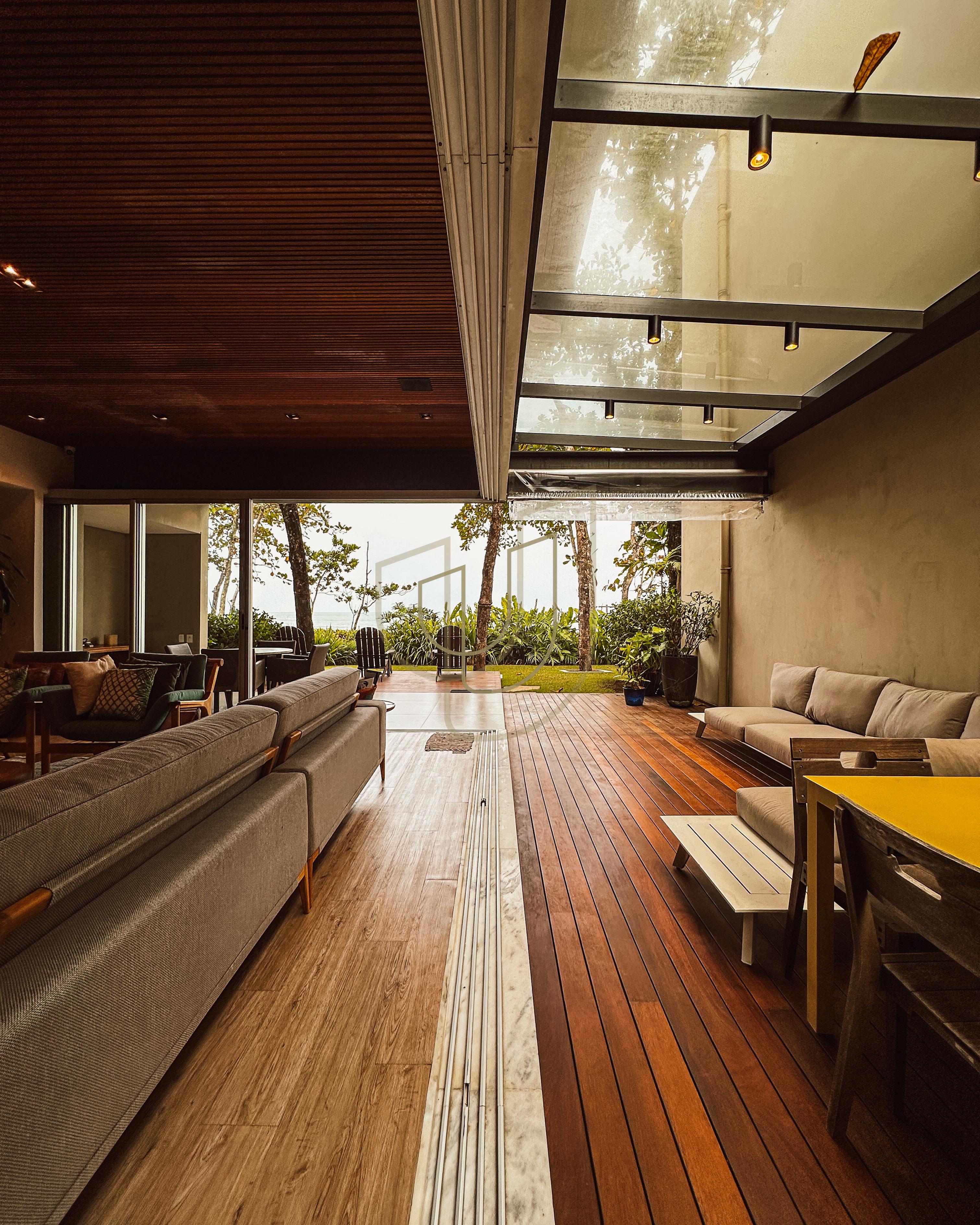 Sobrado sofisticado e P&eacute; na Areia com 5 su&iacute;tes na Praia de Camburi - S&atilde;o Sebasti&atilde;o/SP  São Sebastião - 