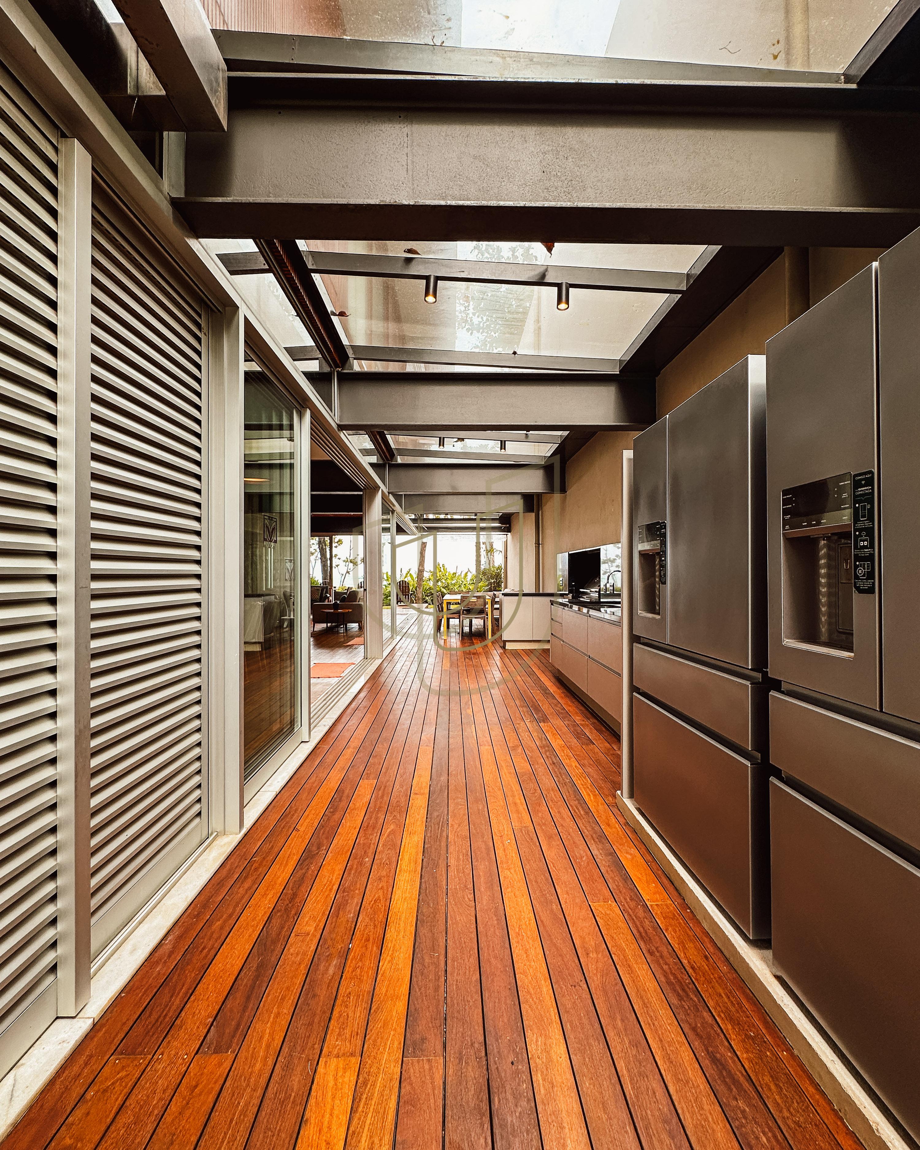 Sobrado sofisticado e P&eacute; na Areia com 5 su&iacute;tes na Praia de Camburi - S&atilde;o Sebasti&atilde;o/SP  São Sebastião - 