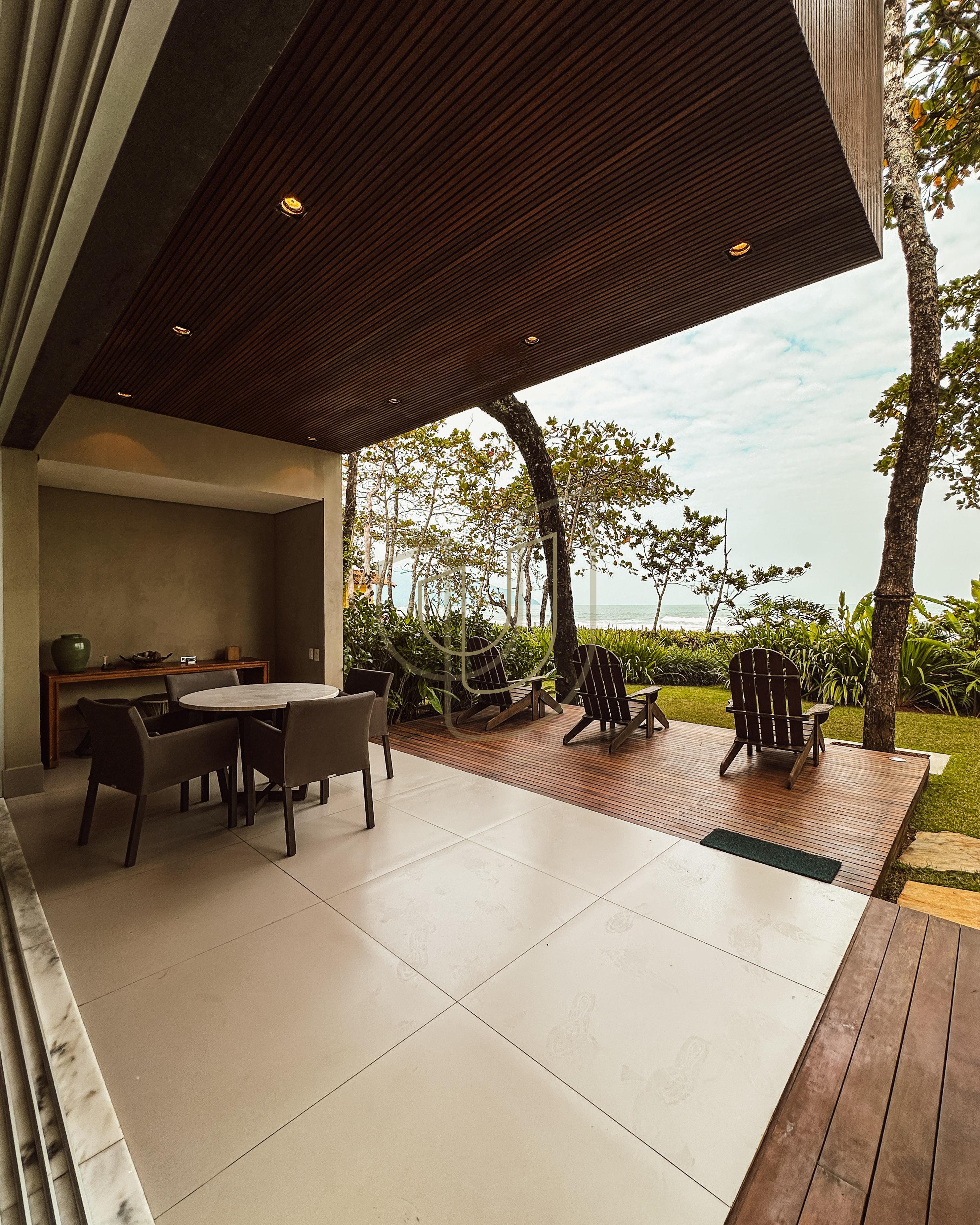 Sobrado sofisticado e P&eacute; na Areia com 5 su&iacute;tes na Praia de Camburi - S&atilde;o Sebasti&atilde;o/SP  São Sebastião - 