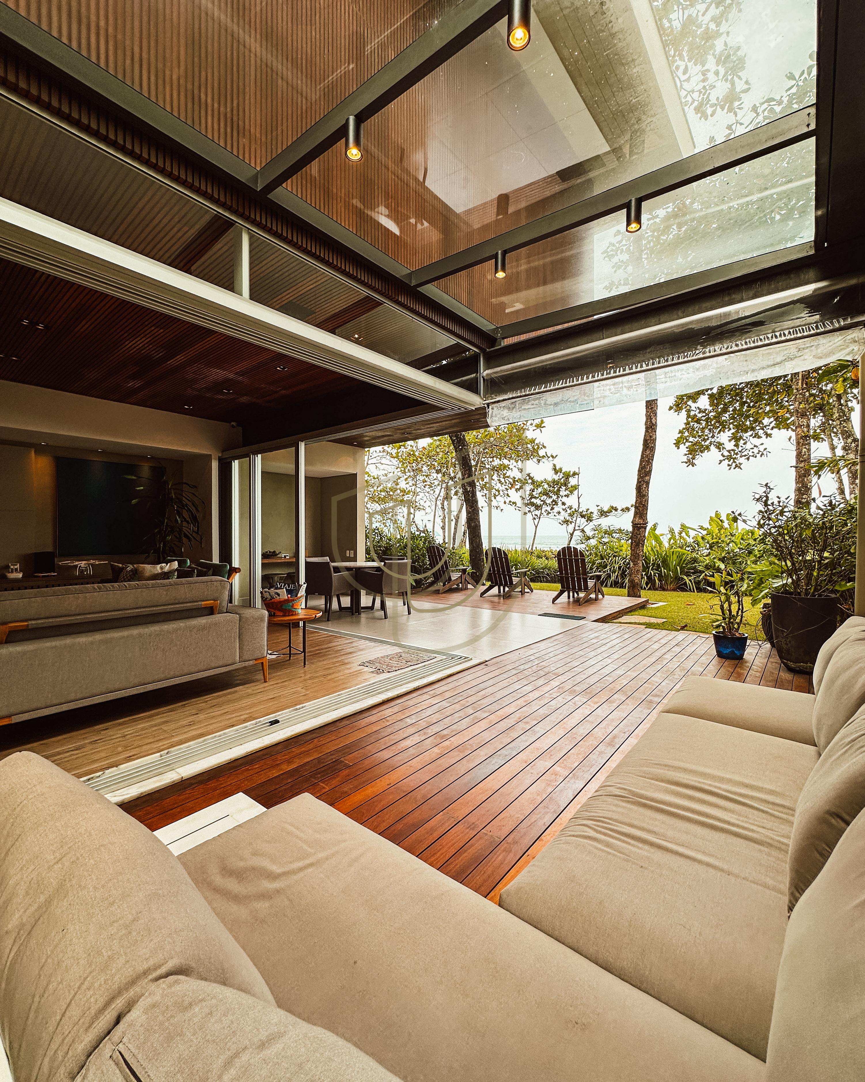 Sobrado sofisticado e P&eacute; na Areia com 5 su&iacute;tes na Praia de Camburi - S&atilde;o Sebasti&atilde;o/SP  São Sebastião - 